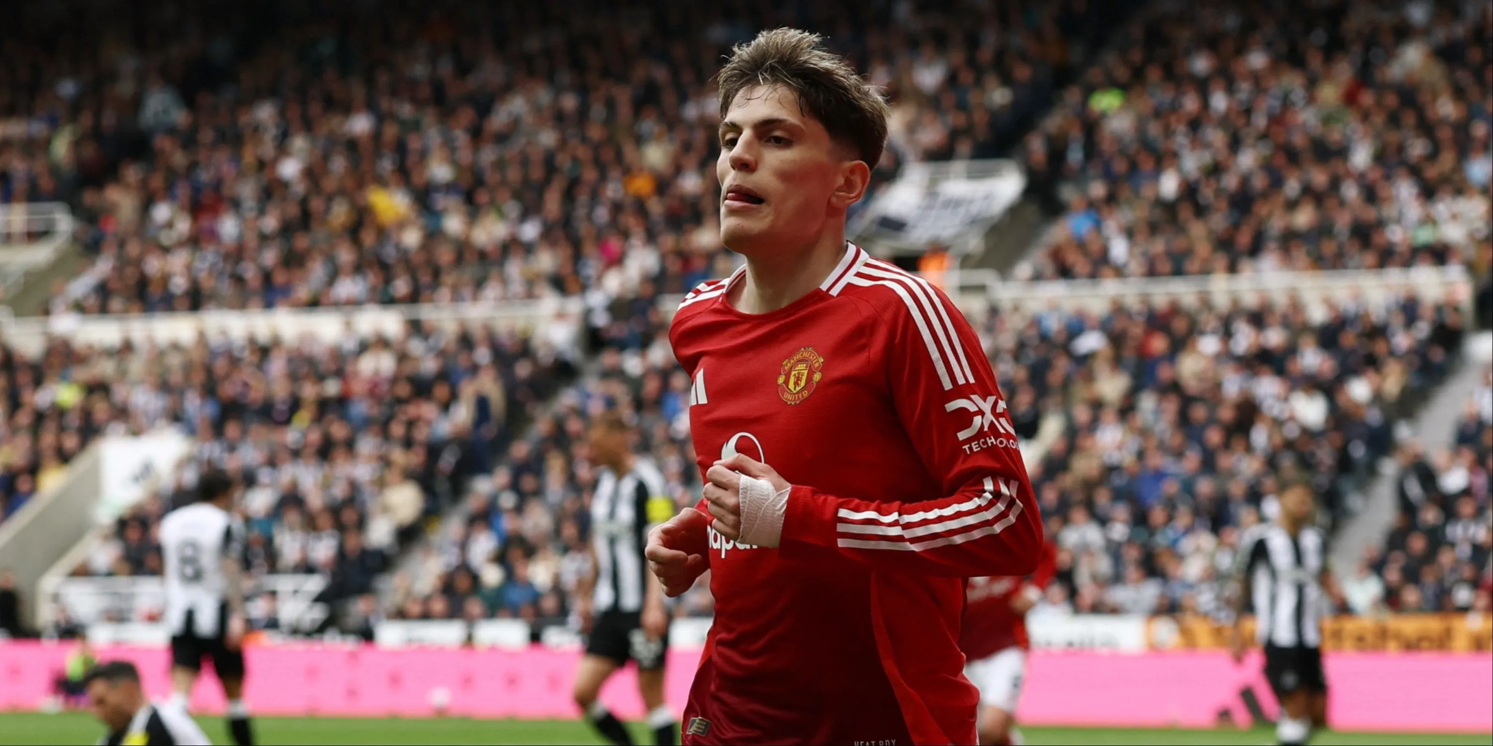 Alejandro Garnacho của Man Utd ăn mừng bàn thắng, một mục tiêu tiềm năng của Chelsea.