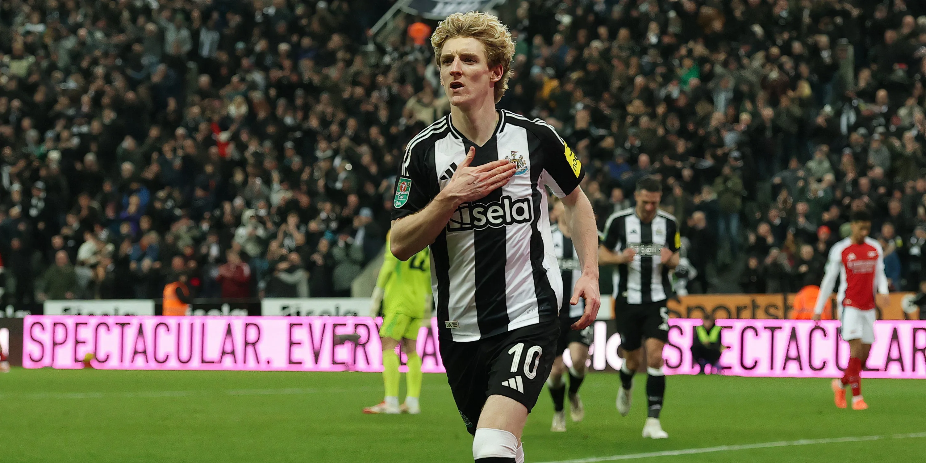 Anthony Gordon thi đấu bùng nổ trong màu áo Newcastle United tại Ngoại hạng Anh