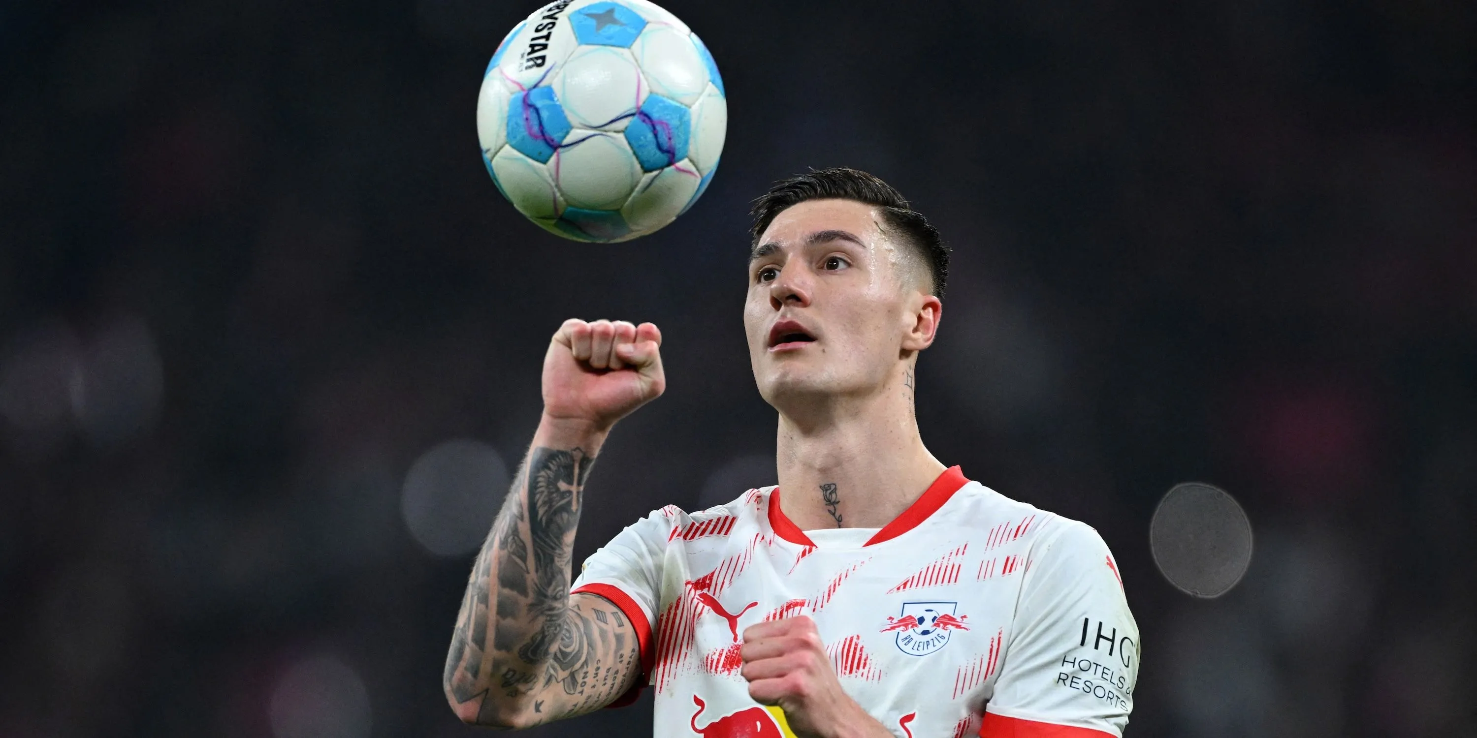 Benjamin Šeško của RB Leipzig chuẩn bị thực hiện quả phạt đền