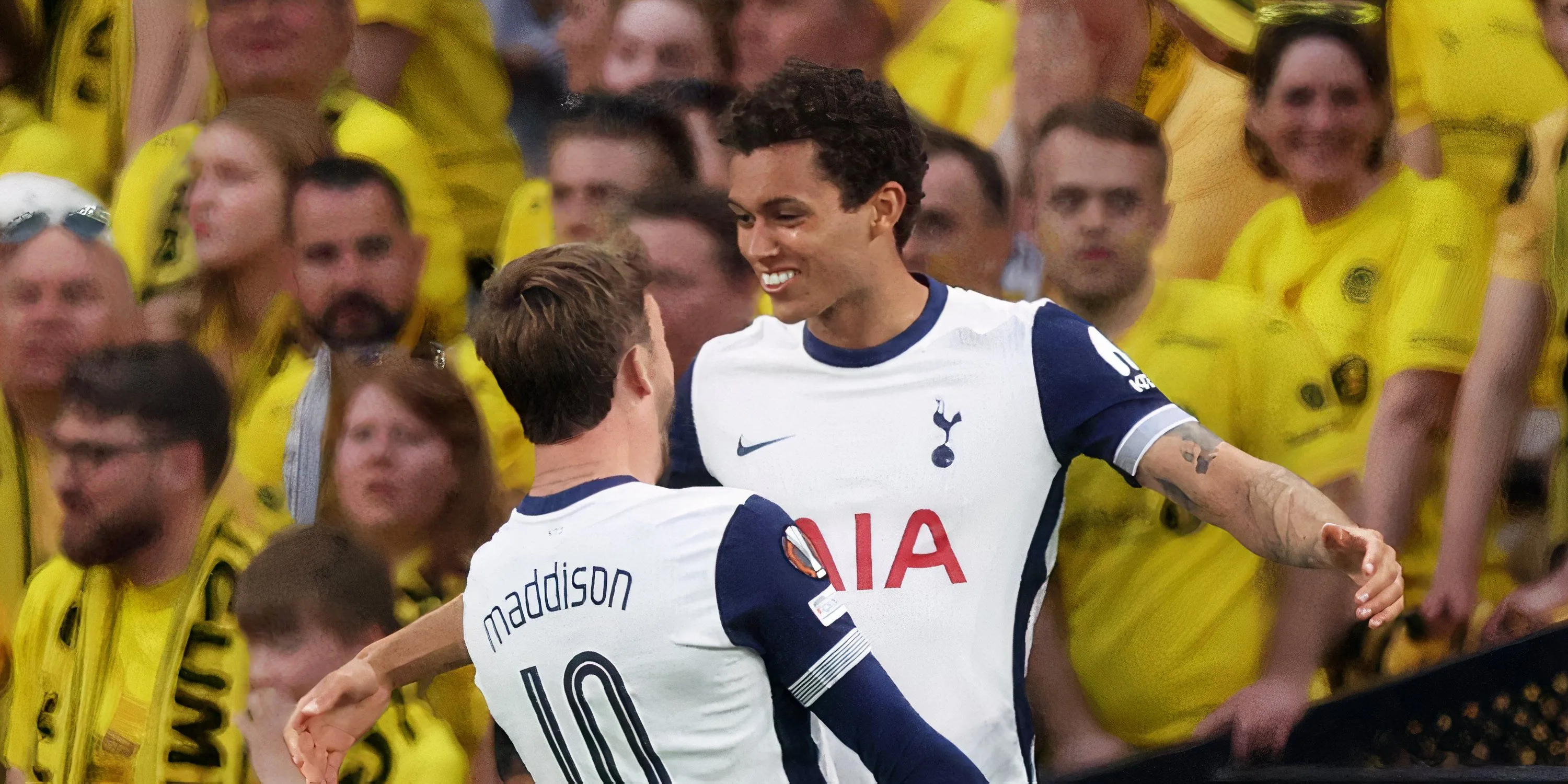 Brennan Johnson ăn mừng bàn thắng quan trọng cho Tottenham ở Europa League