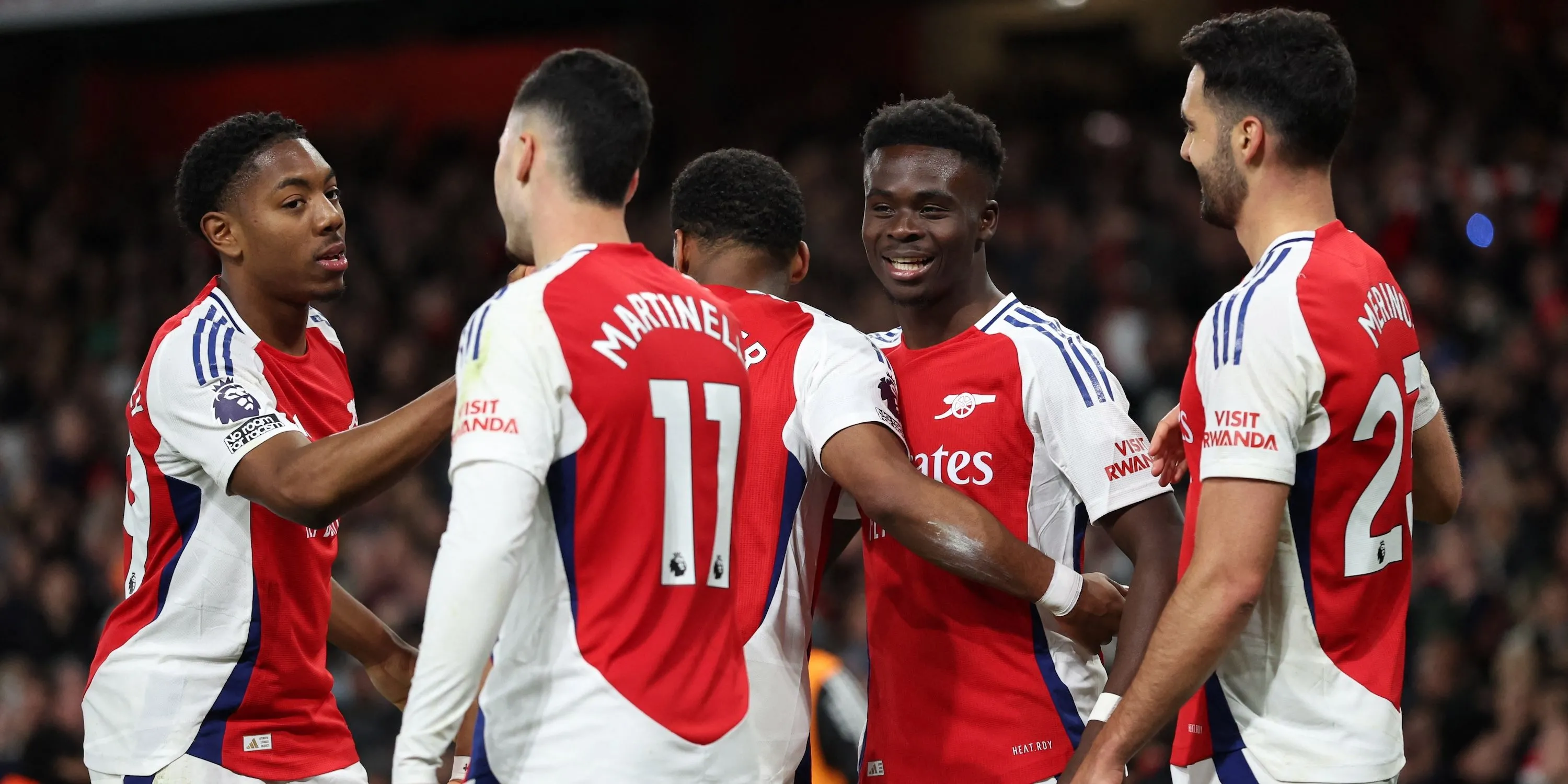 Bukayo Saka của Arsenal ăn mừng bàn thắng cùng đồng đội
