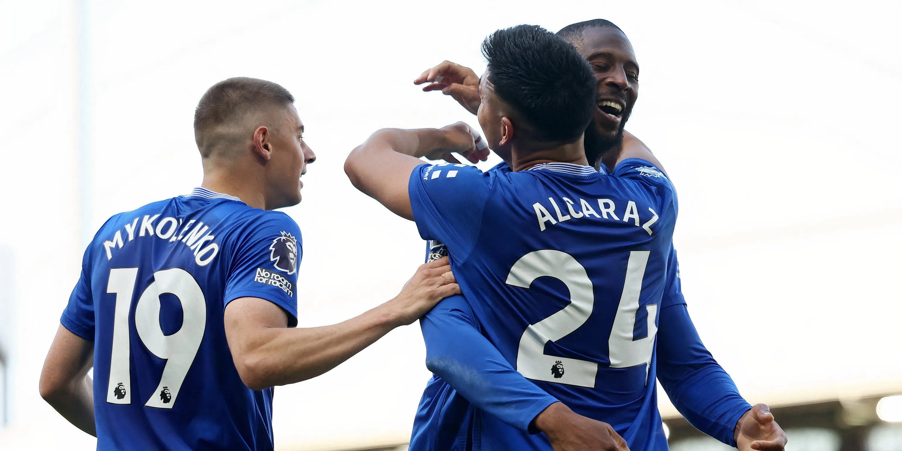 Các cầu thủ Everton ăn mừng chiến thắng quan trọng tại Ngoại hạng Anh