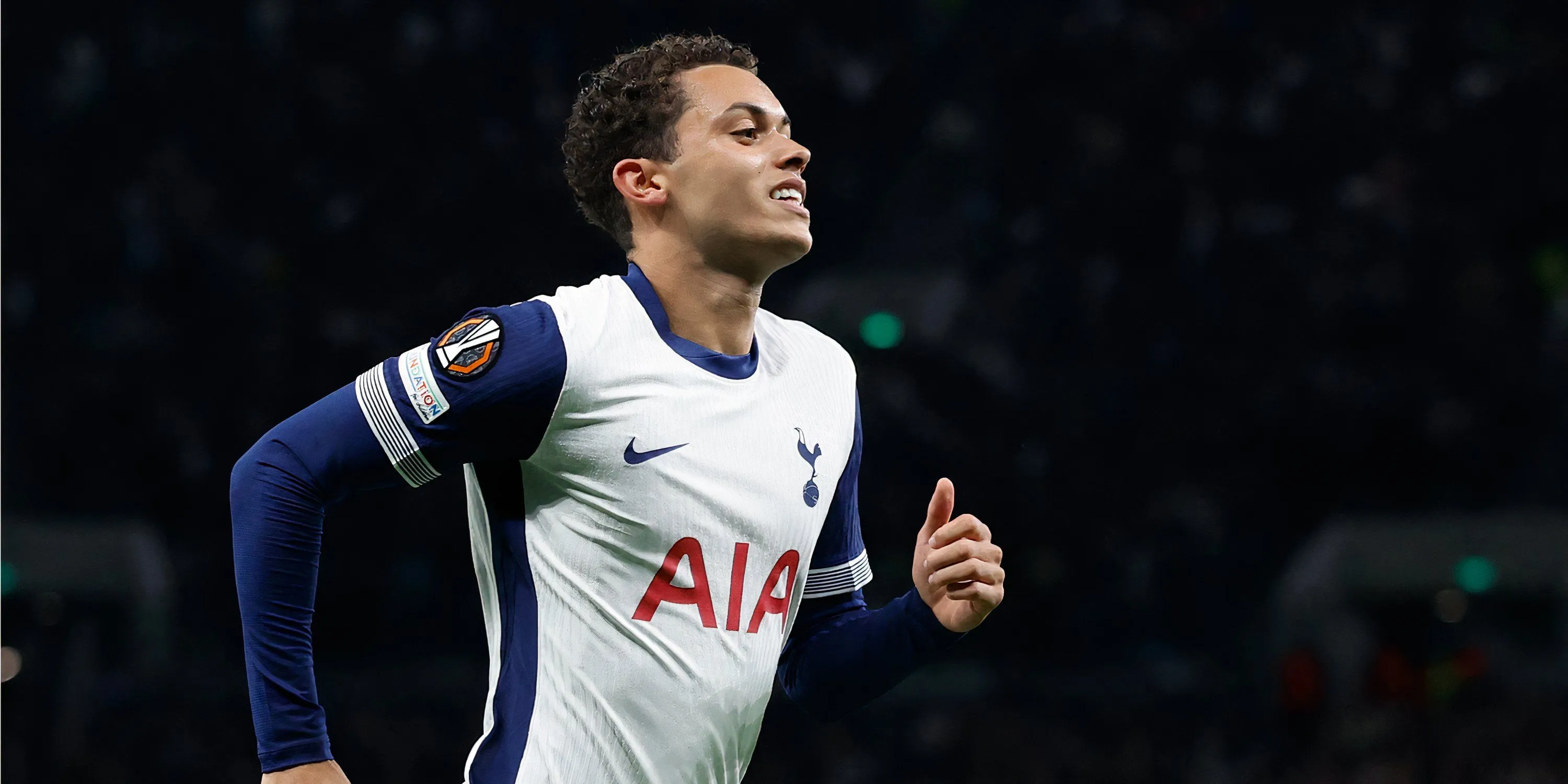 Cầu thủ chạy cánh Brennan Johnson của Tottenham thể hiện kỹ thuật đi bóng ấn tượng
