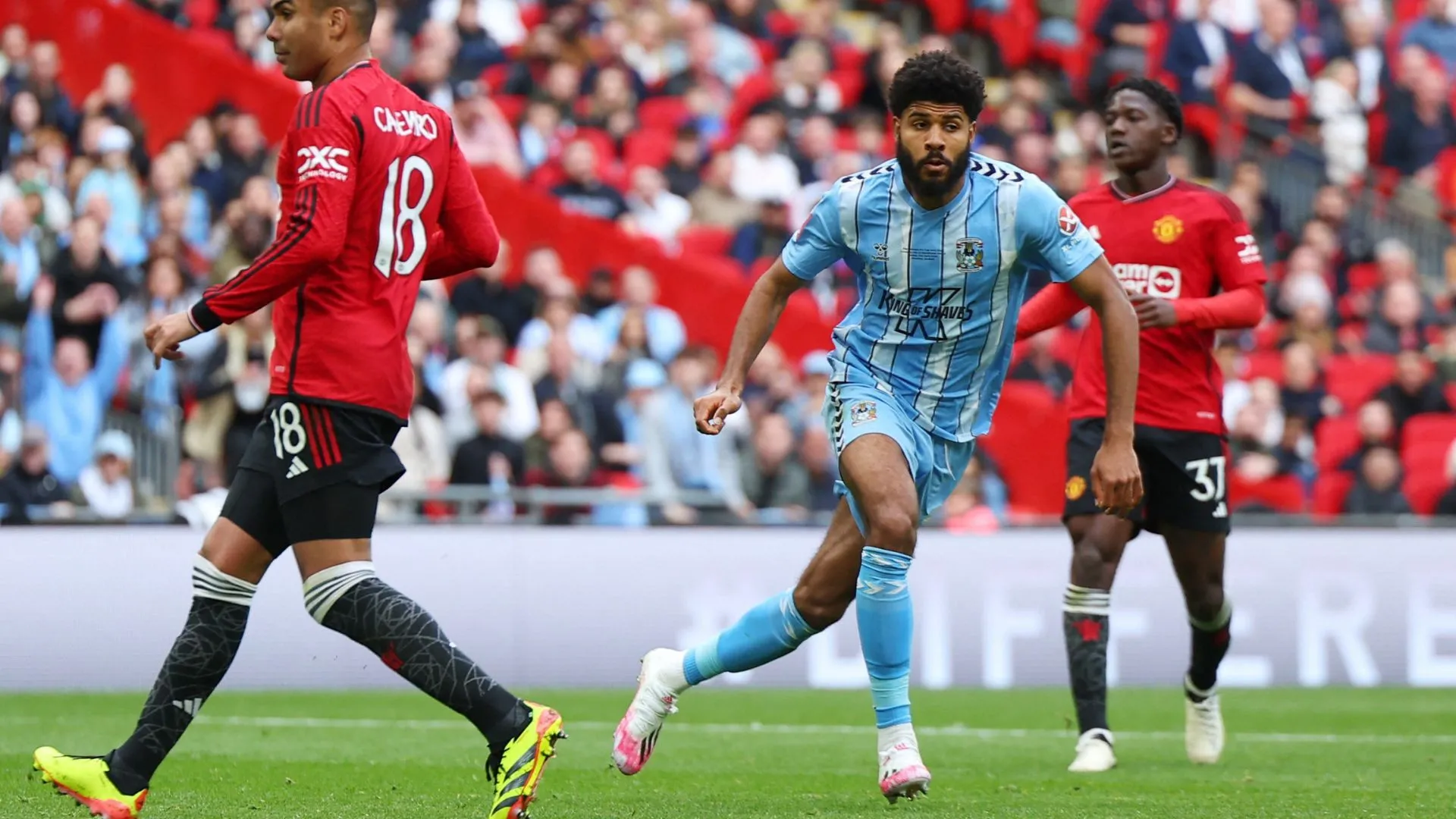 Ellis Simms scores for Coventry City against Manchester United