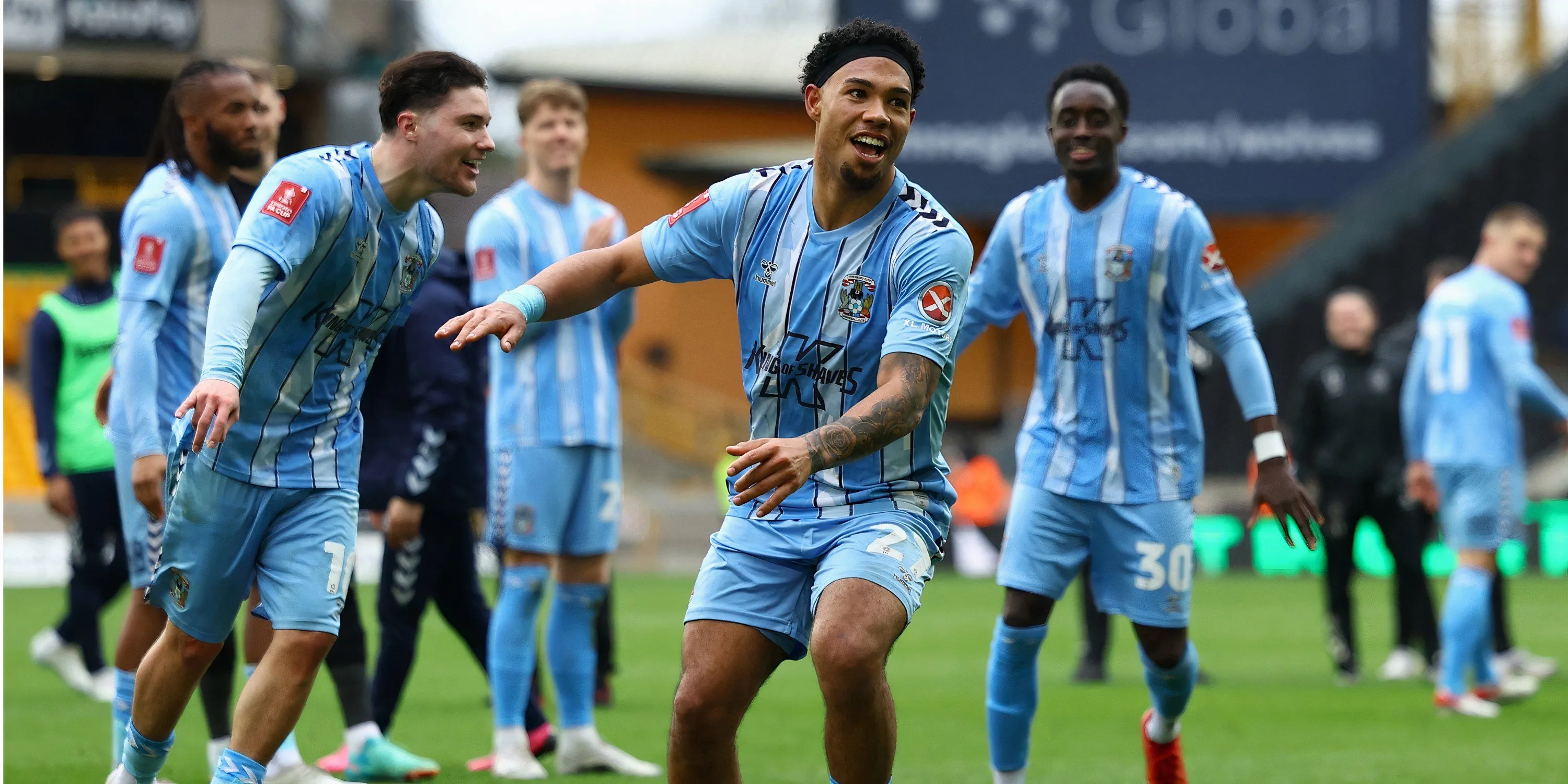 Hậu vệ Milan van Ewijk trong màu áo Coventry City