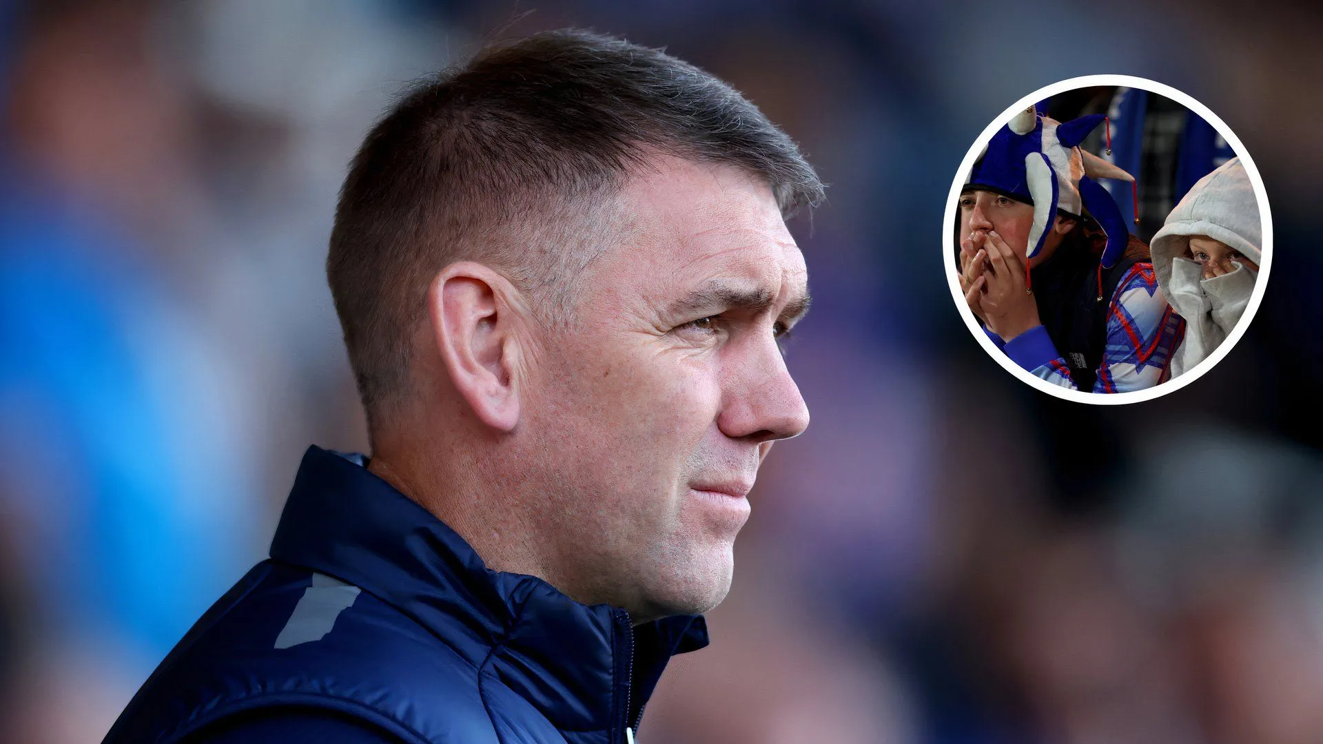 HLV Dave Challinor của Stockport County trong trận đấu
