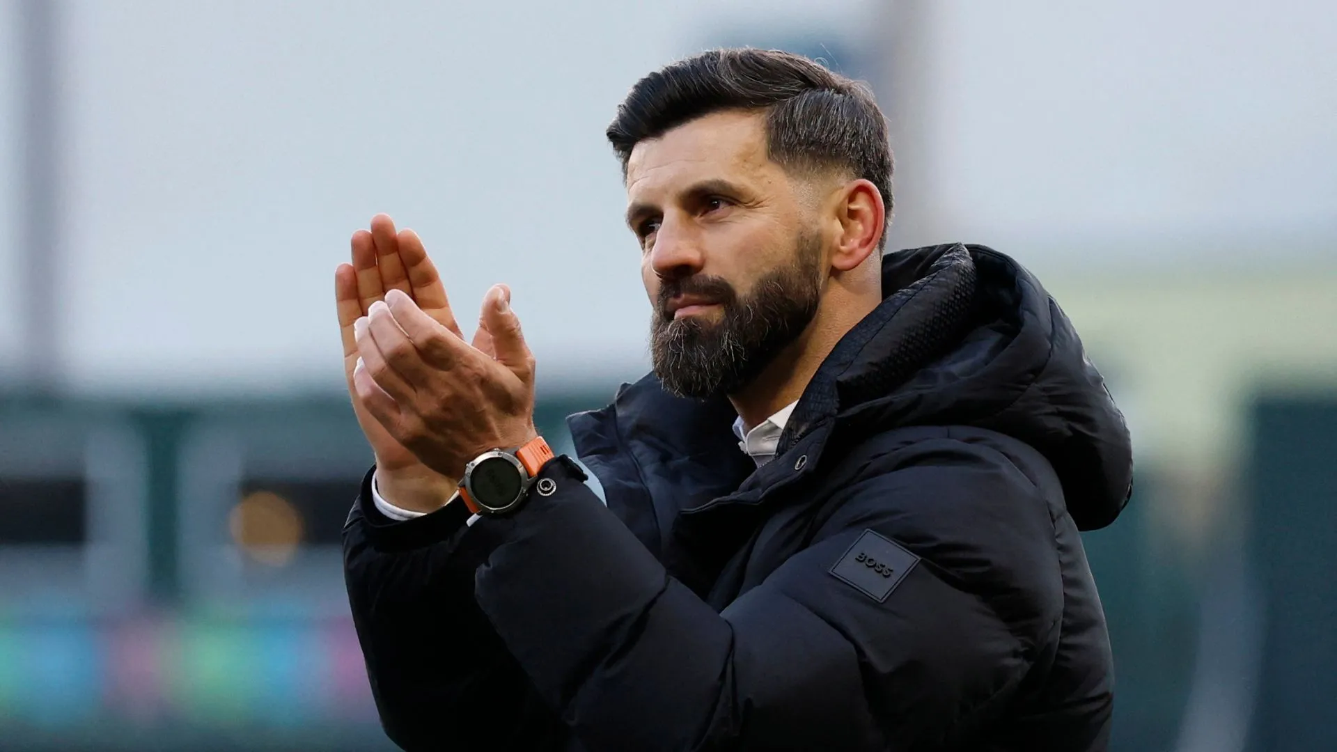 HLV Miron Muslic trong trận đấu FA Cup giữa Plymouth và Liverpool