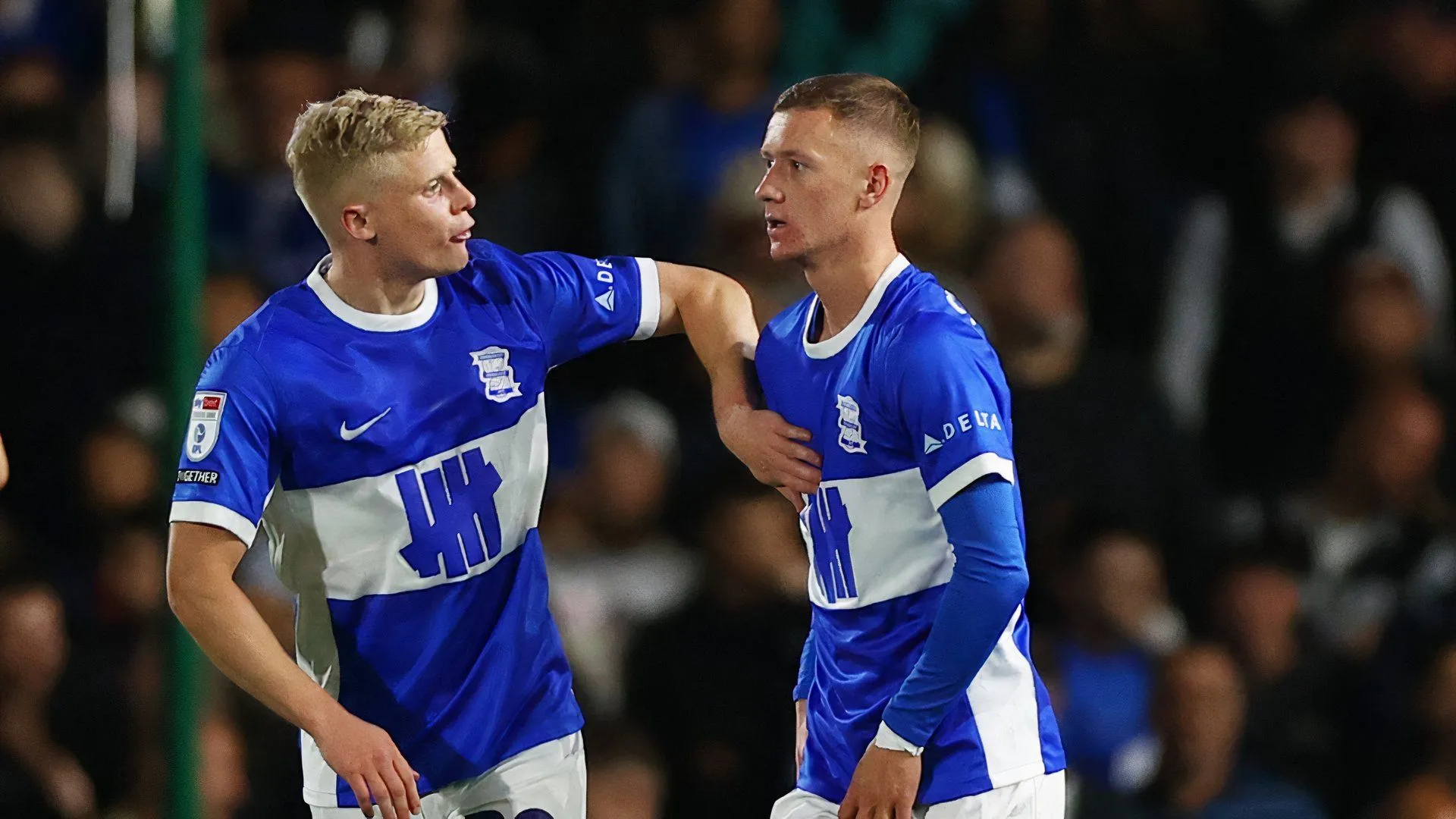 Jay Stansfield (áo xanh) tranh bóng trong một trận đấu của Birmingham City tại Championship