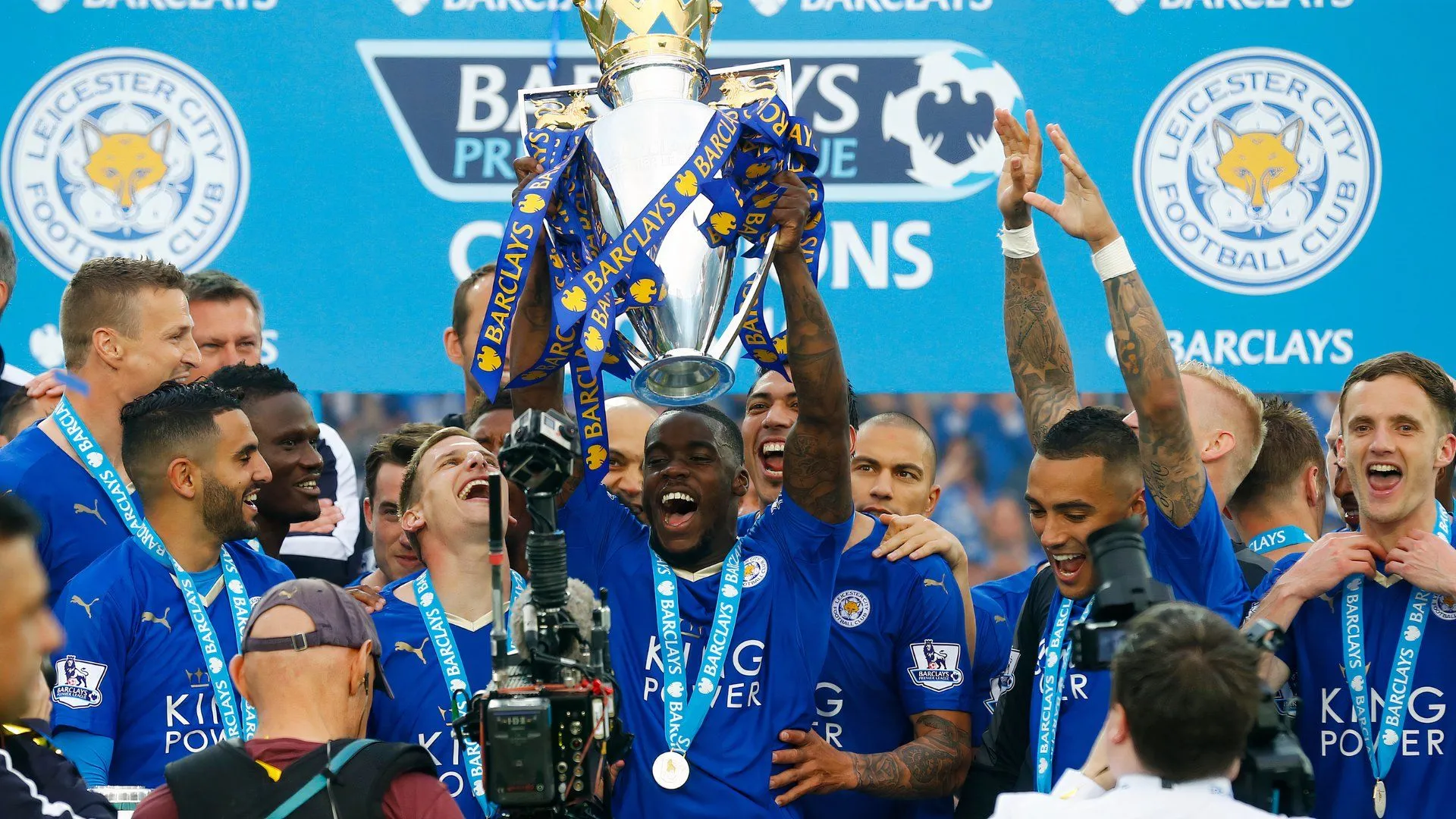 Jeffrey Schlupp ăn mừng chức vô địch Premier League lịch sử cùng Leicester City mùa giải 2015/16
