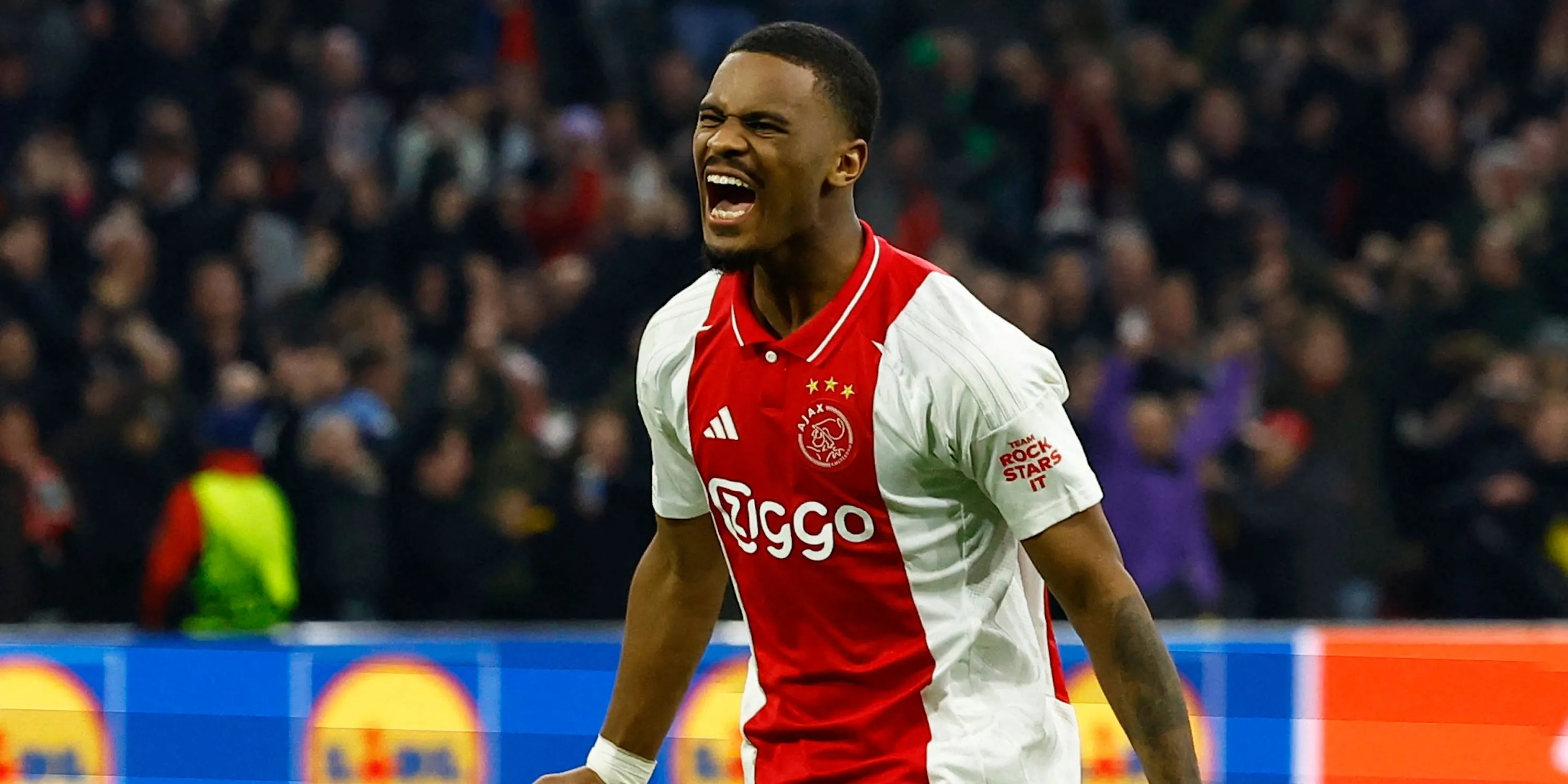 Jorrel Hato ăn mừng trong màu áo Ajax Amsterdam, mục tiêu phòng ngự tiềm năng của Chelsea