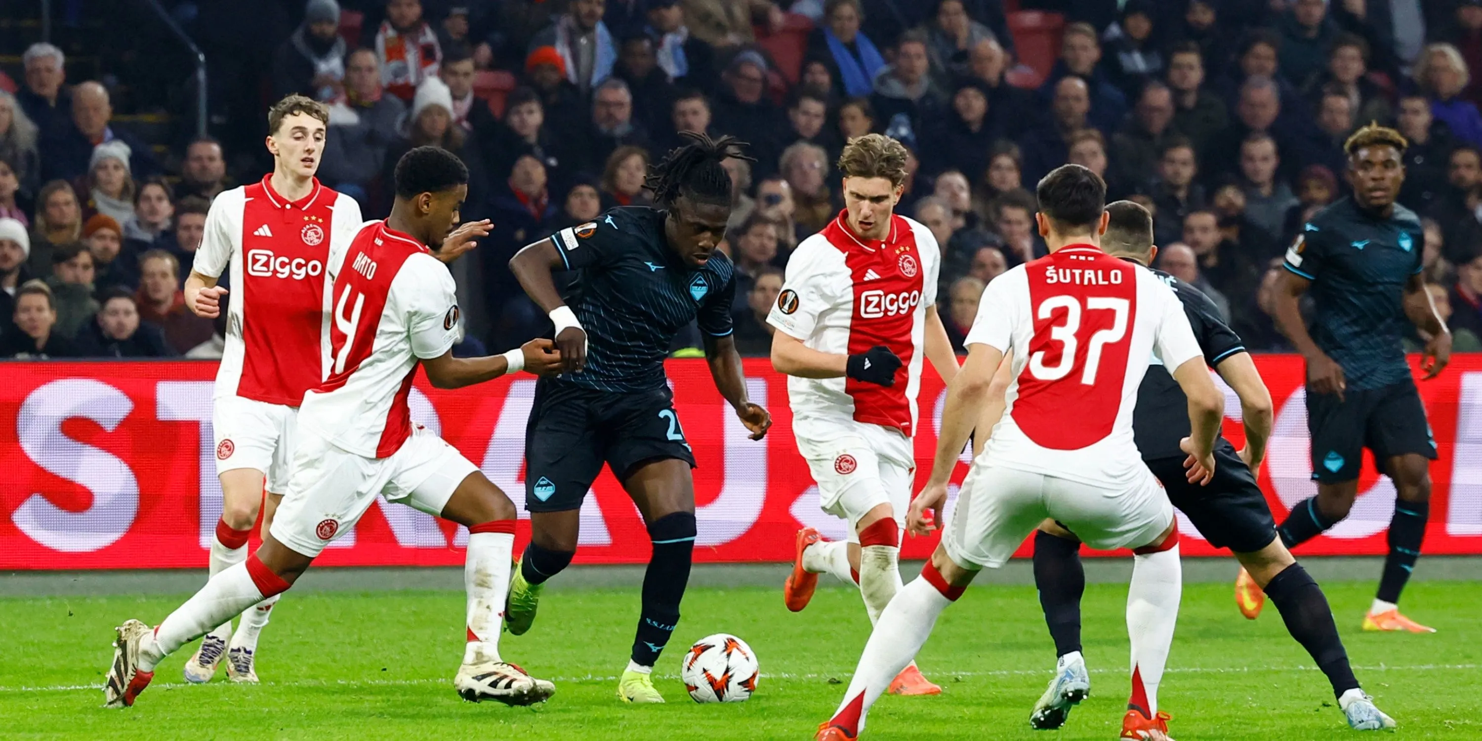 Jorrel Hato thể hiện kỹ năng xử lý bóng trong trận đấu của Ajax, điểm mạnh được Chelsea chú ý
