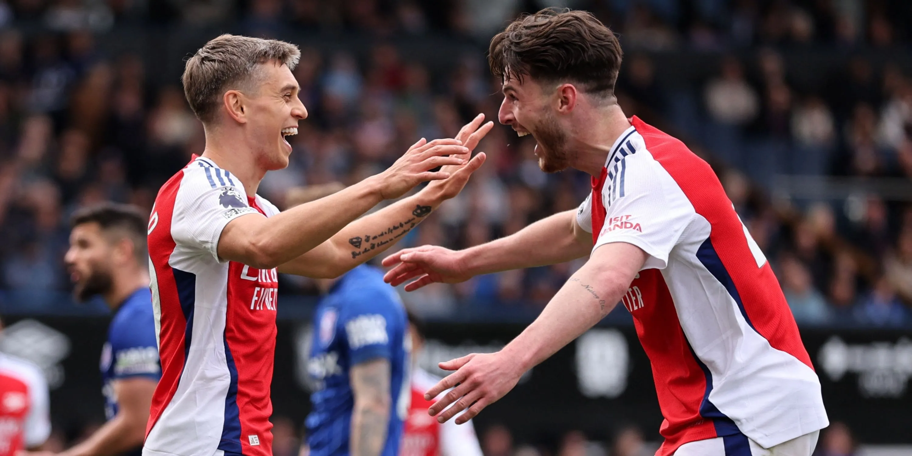Leandro Trossard và Declan Rice của Arsenal trong một trận đấu Premier League