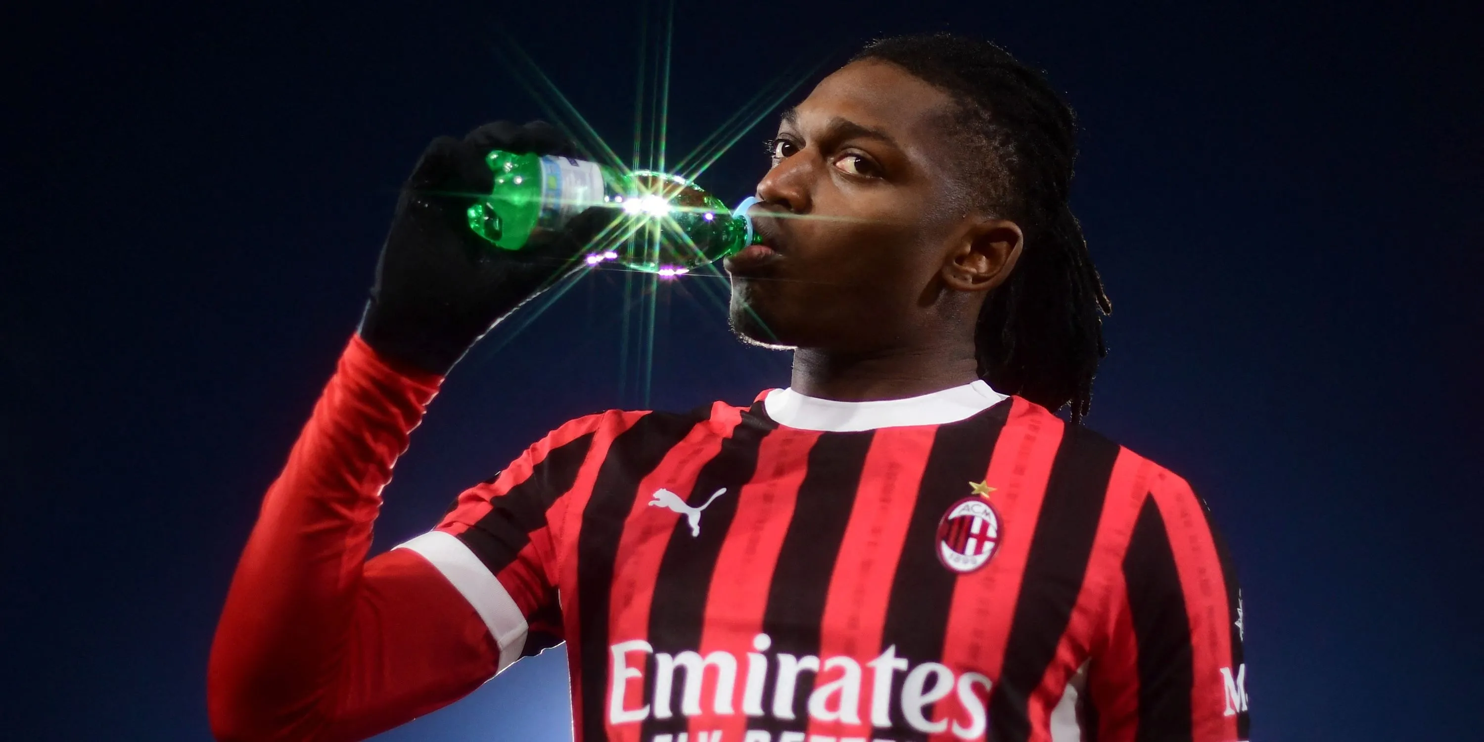 Rafael Leao trong màu áo AC Milan, mục tiêu chuyển nhượng hàng đầu của Chelsea.
