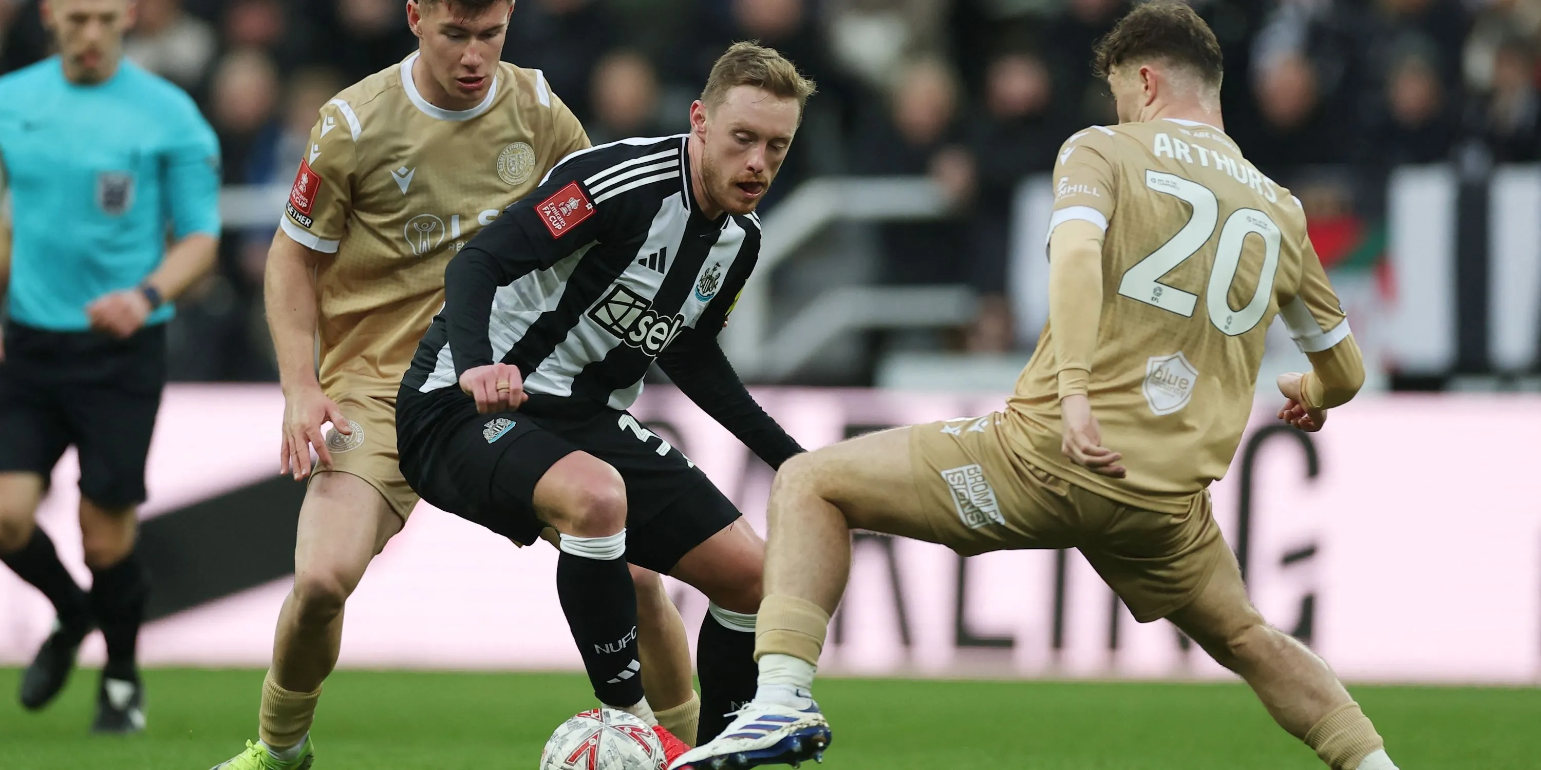 Sean Longstaff của Newcastle United tranh chấp bóng trong trận đấu với Bromley