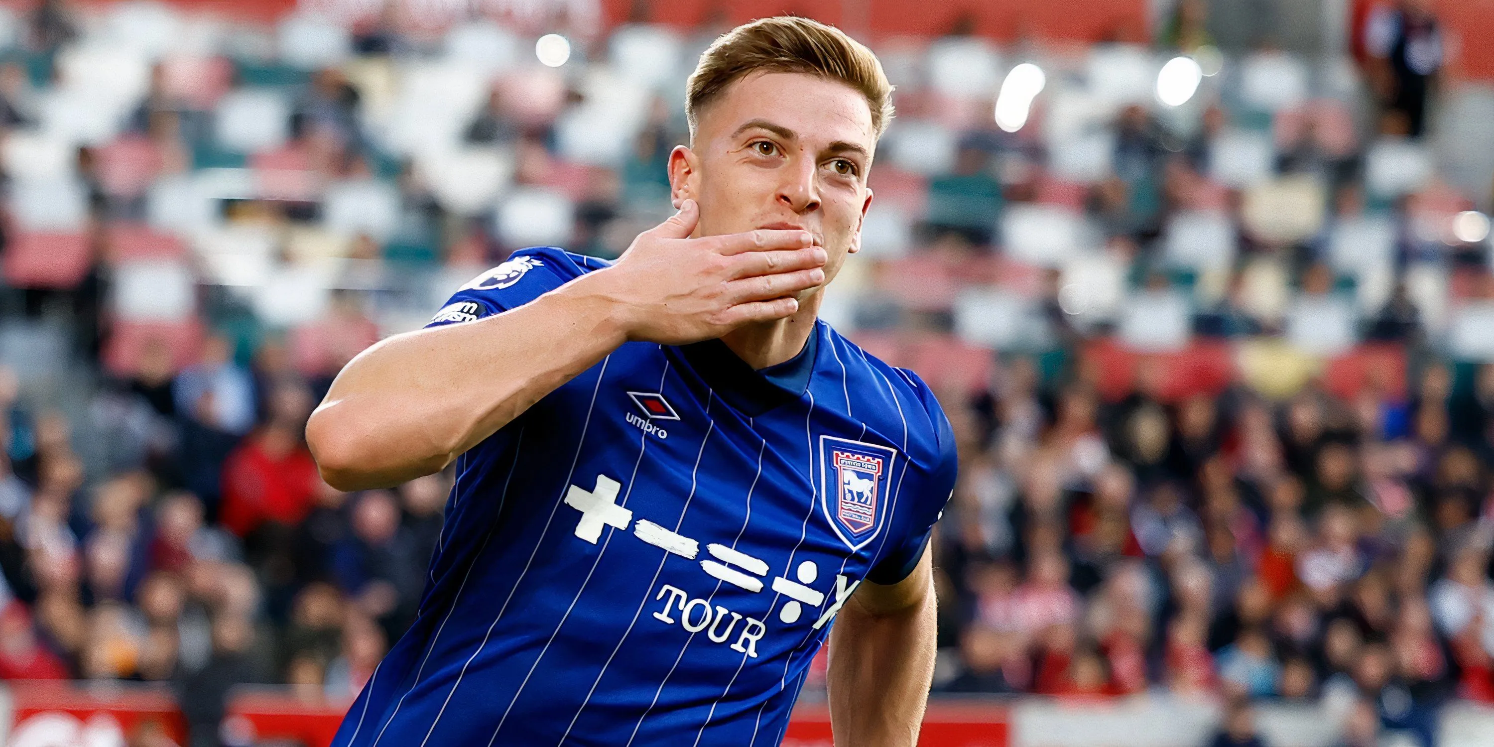Tiền đạo Liam Delap ăn mừng bàn thắng cho Ipswich Town tại Premier League