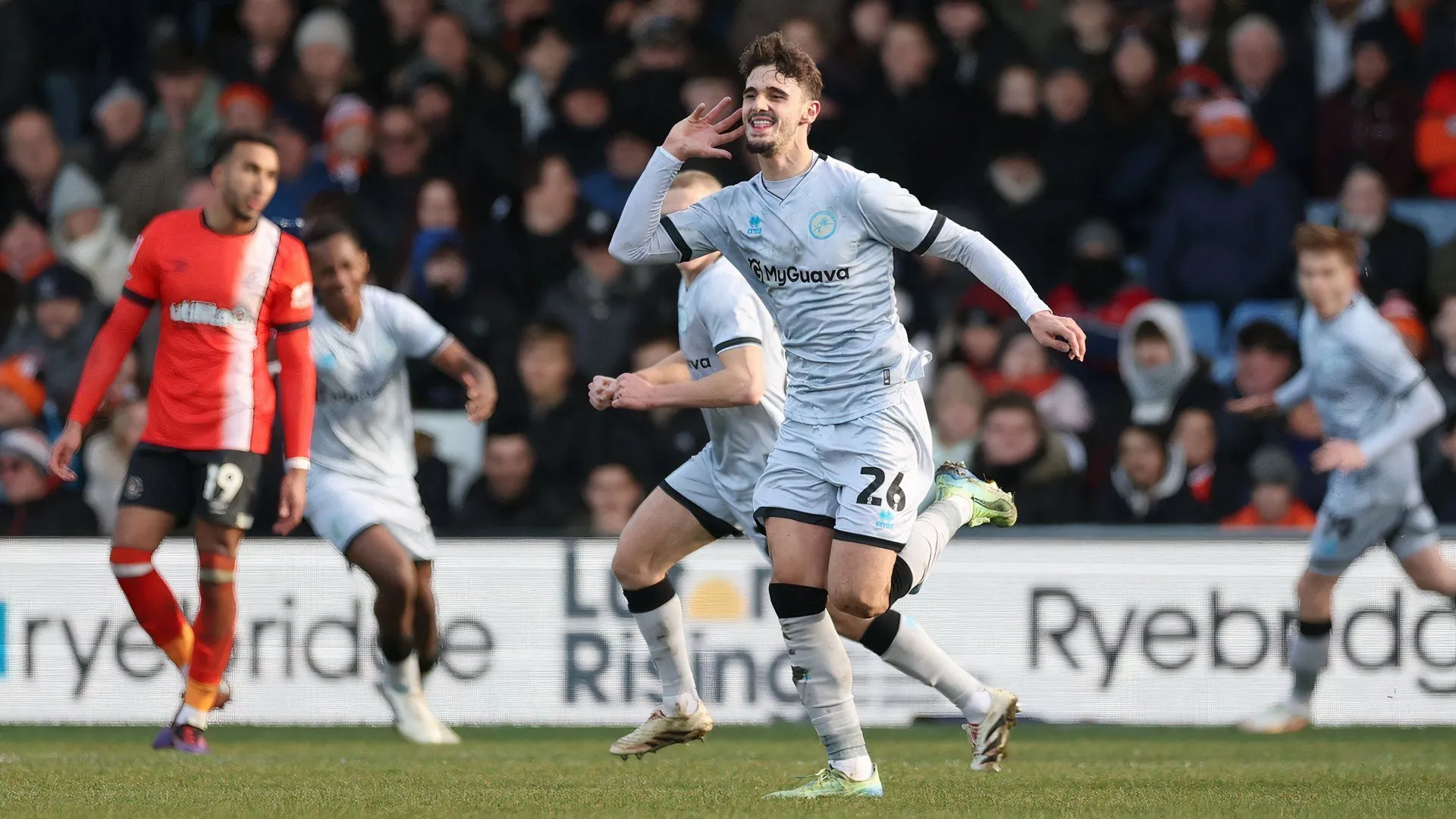 Tiền đạo Millwall Mihailo Ivanovic ăn mừng bàn thắng ở Championship