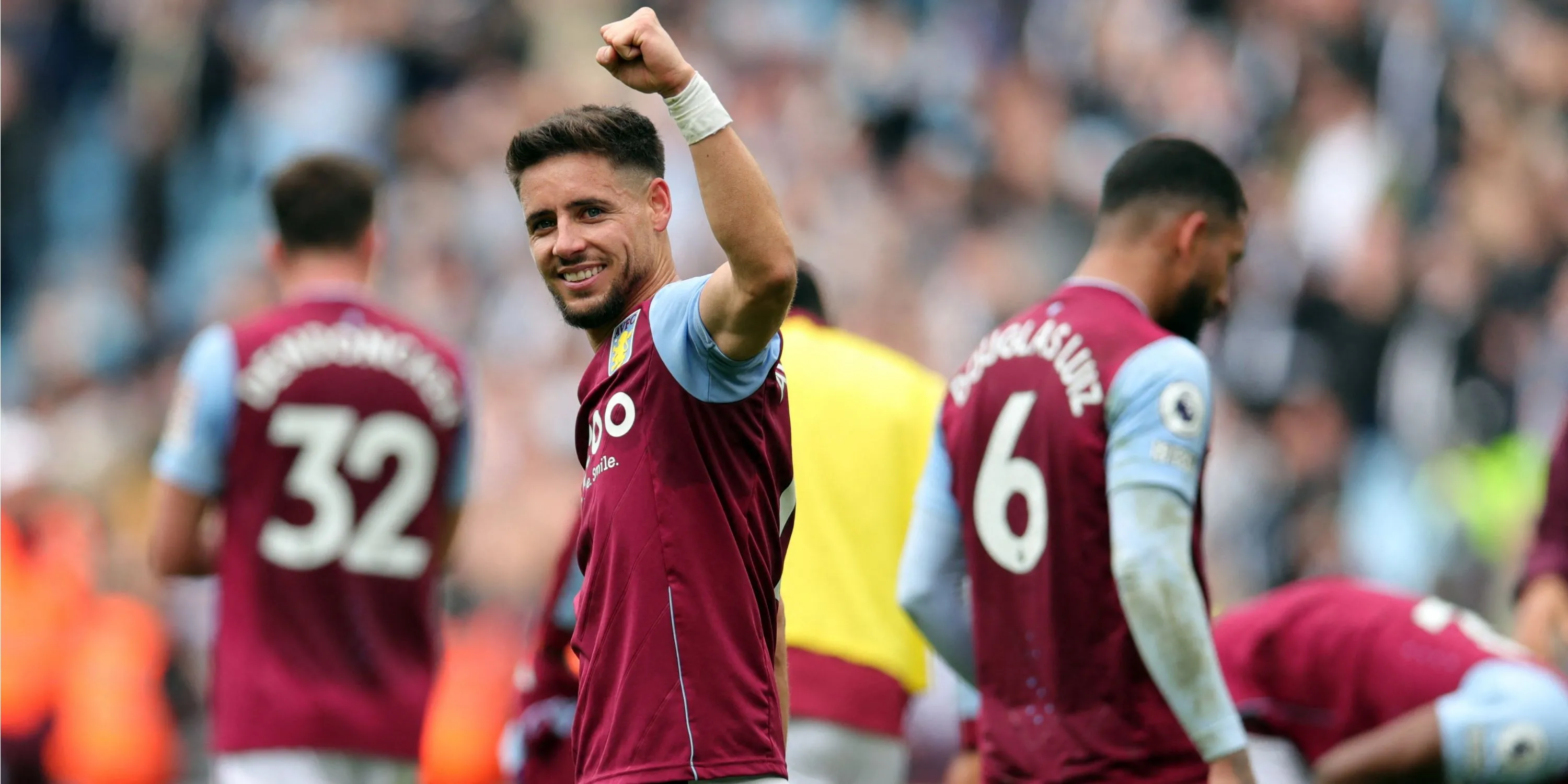 Alex Moreno tranh bóng trong trận đấu của Aston Villa tại Premier League