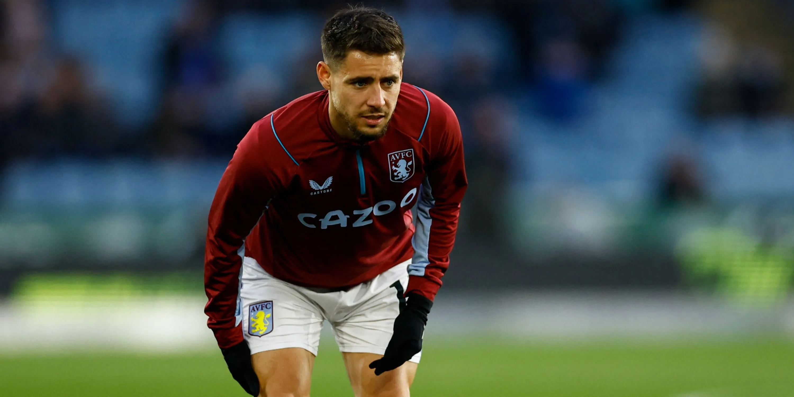 Alex Moreno trong màu áo Aston Villa tại Premier League, cầu thủ được Leeds United quan tâm