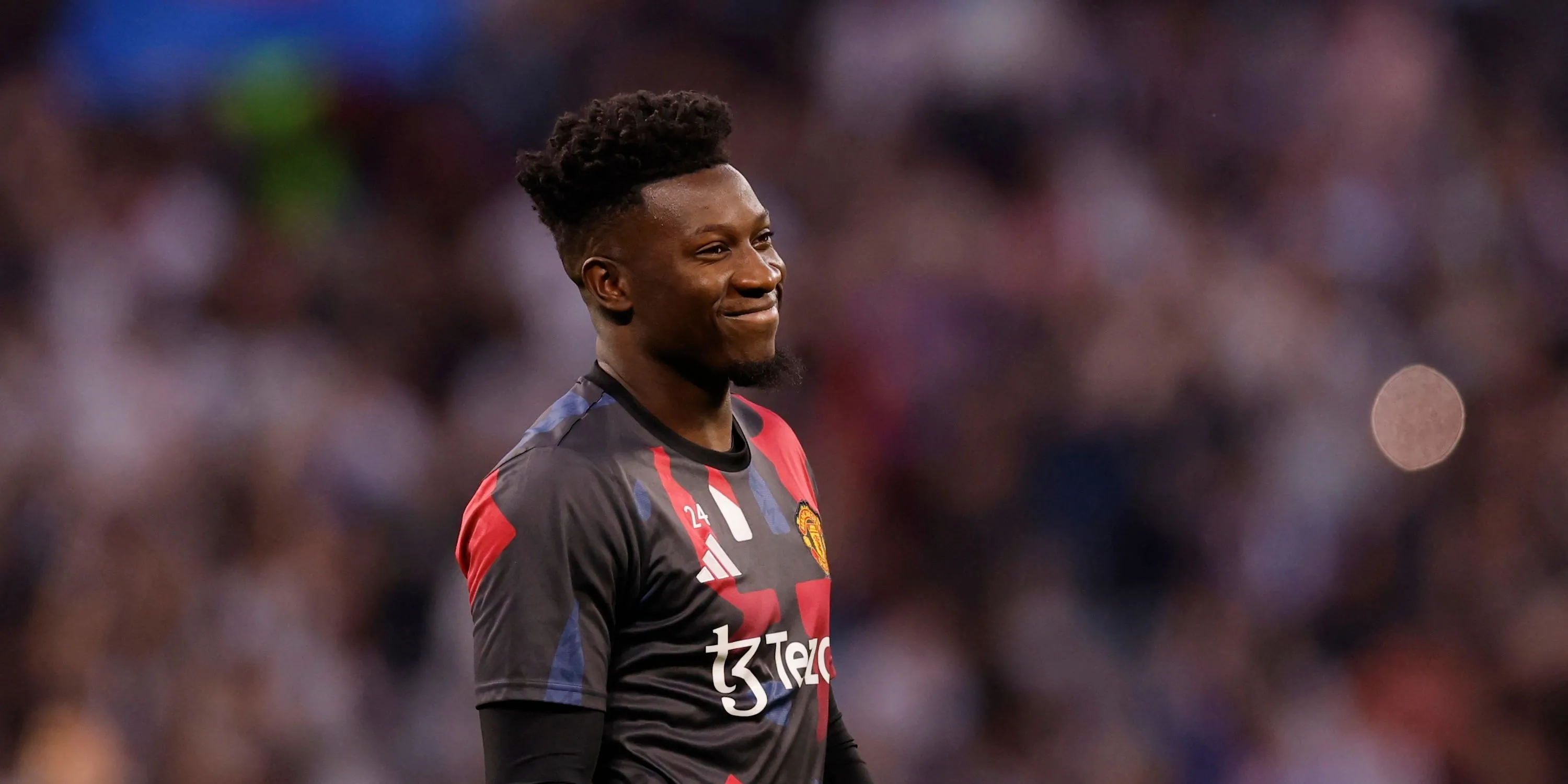 Andre Onana khởi động trước trận đấu cho Manchester United