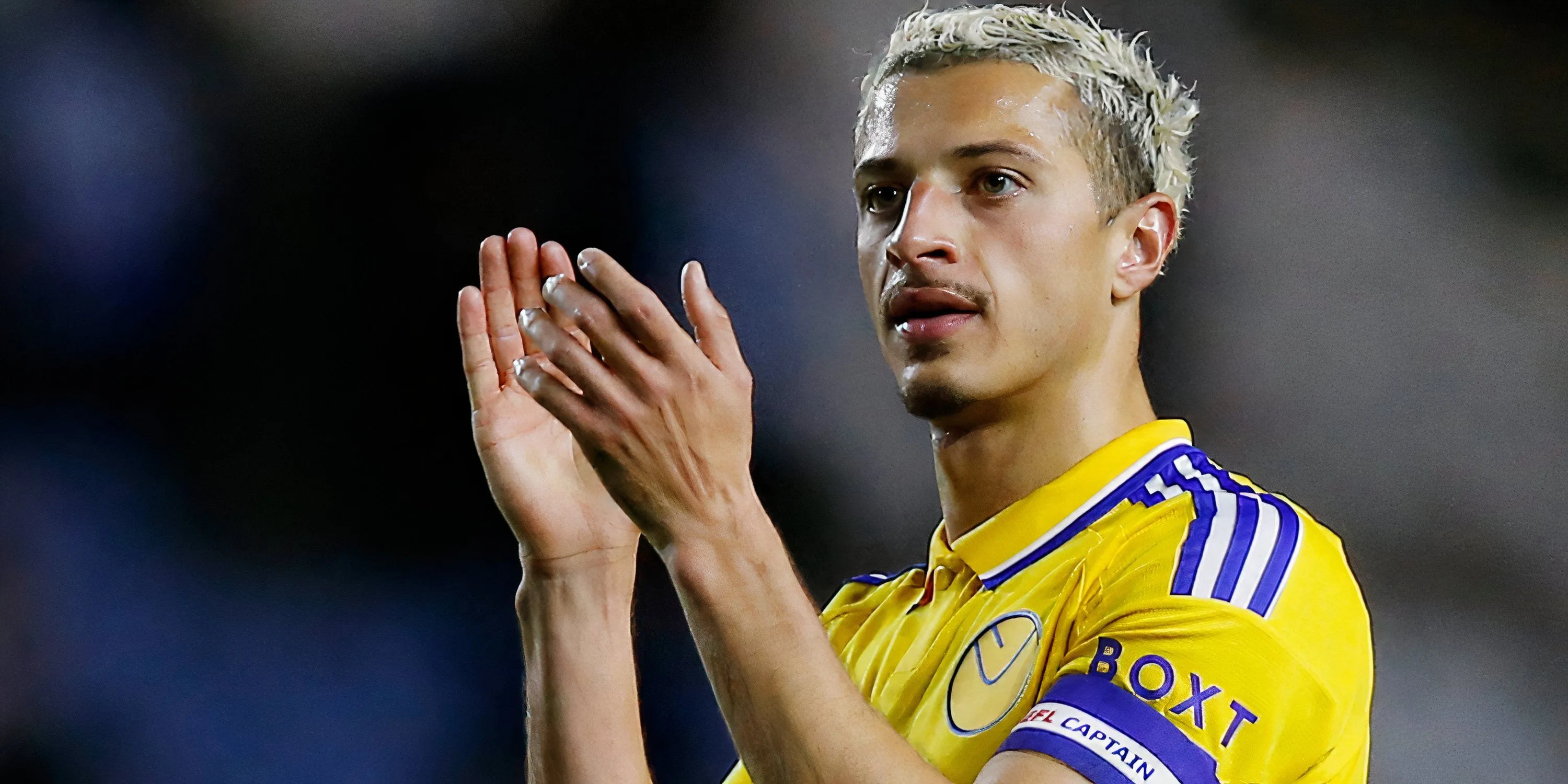 Ethan Ampadu thi đấu cho Leeds United tại Championship