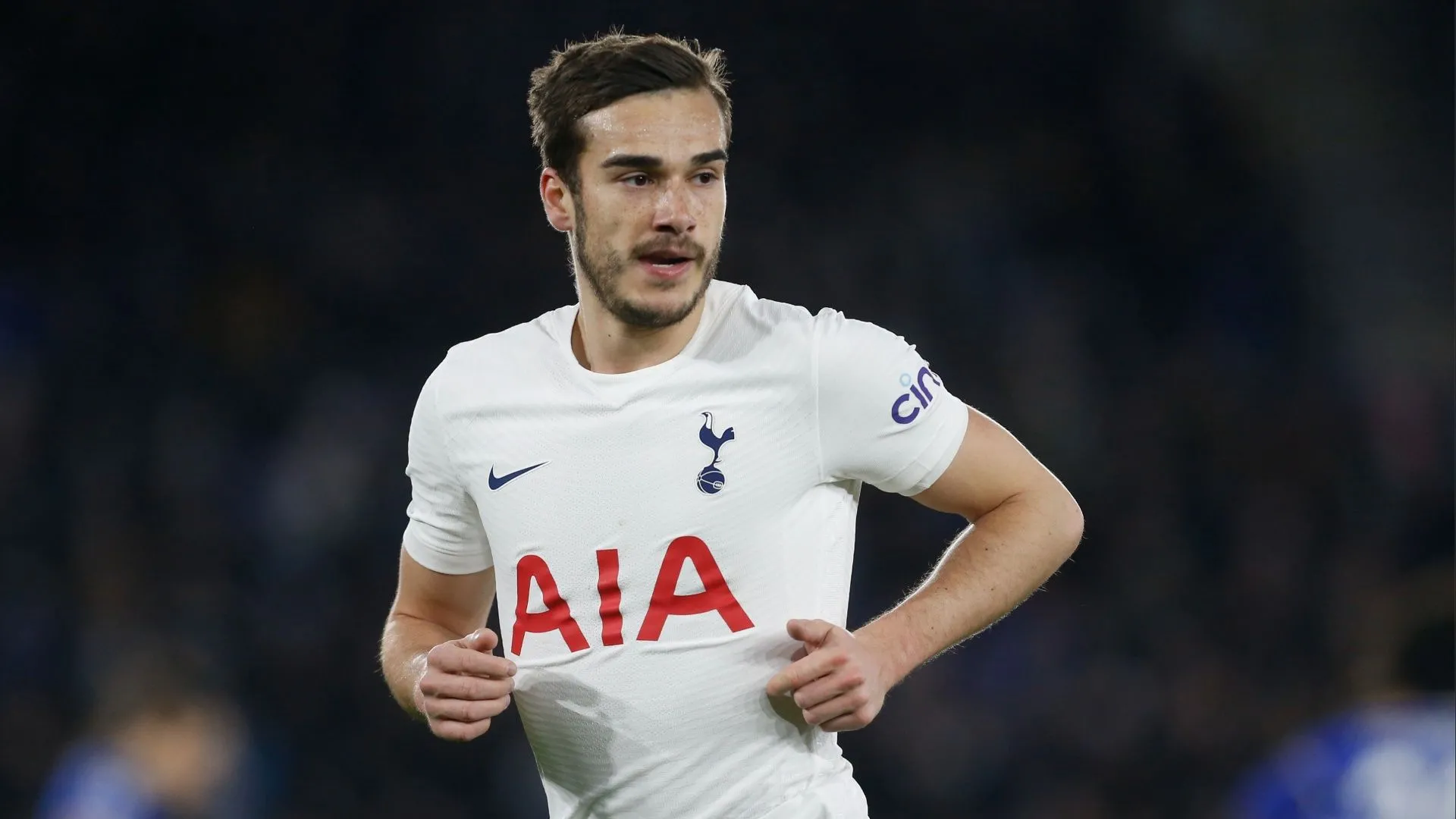 Harry Winks thể hiện kỹ năng trên sân cỏ