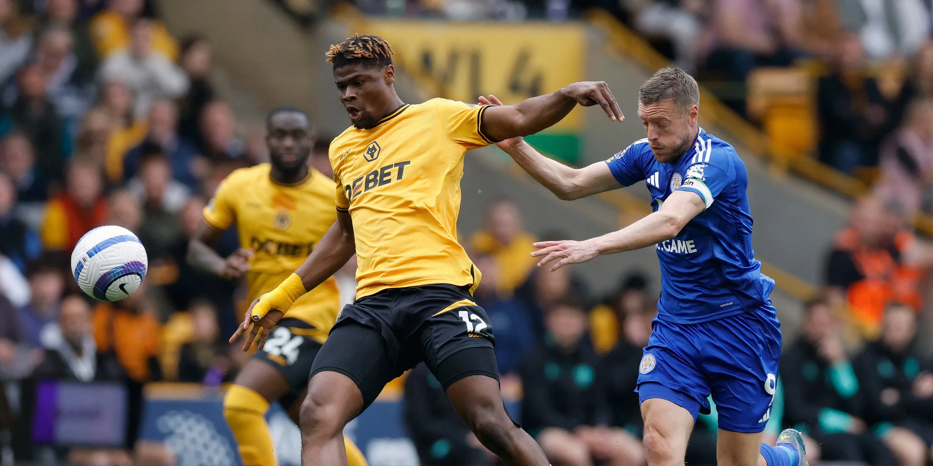 Hậu vệ Emmanuel Agbadou trong màu áo Wolves