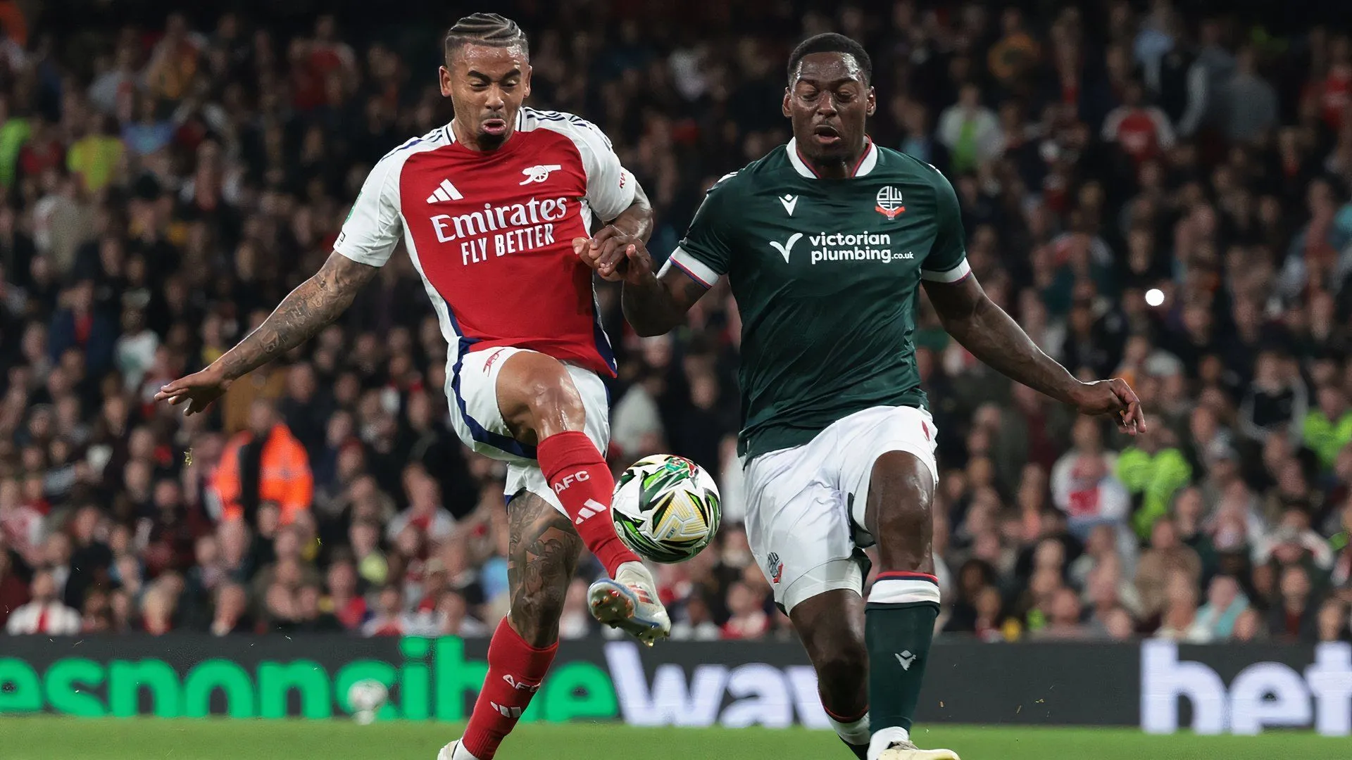 Hậu vệ Ricardo Santos trong trận đấu cho Bolton Wanderers