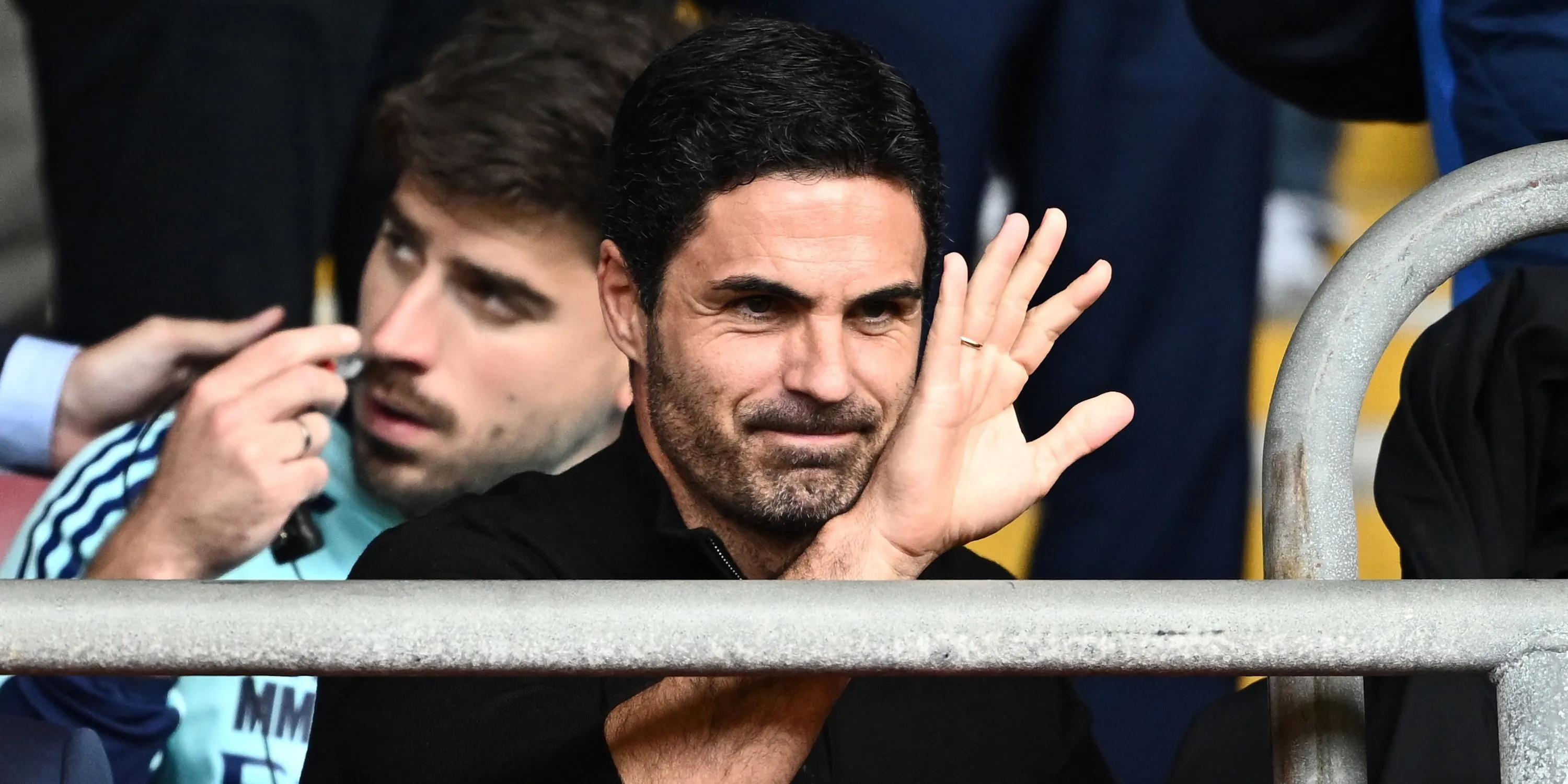 HLV Mikel Arteta theo dõi trận đấu