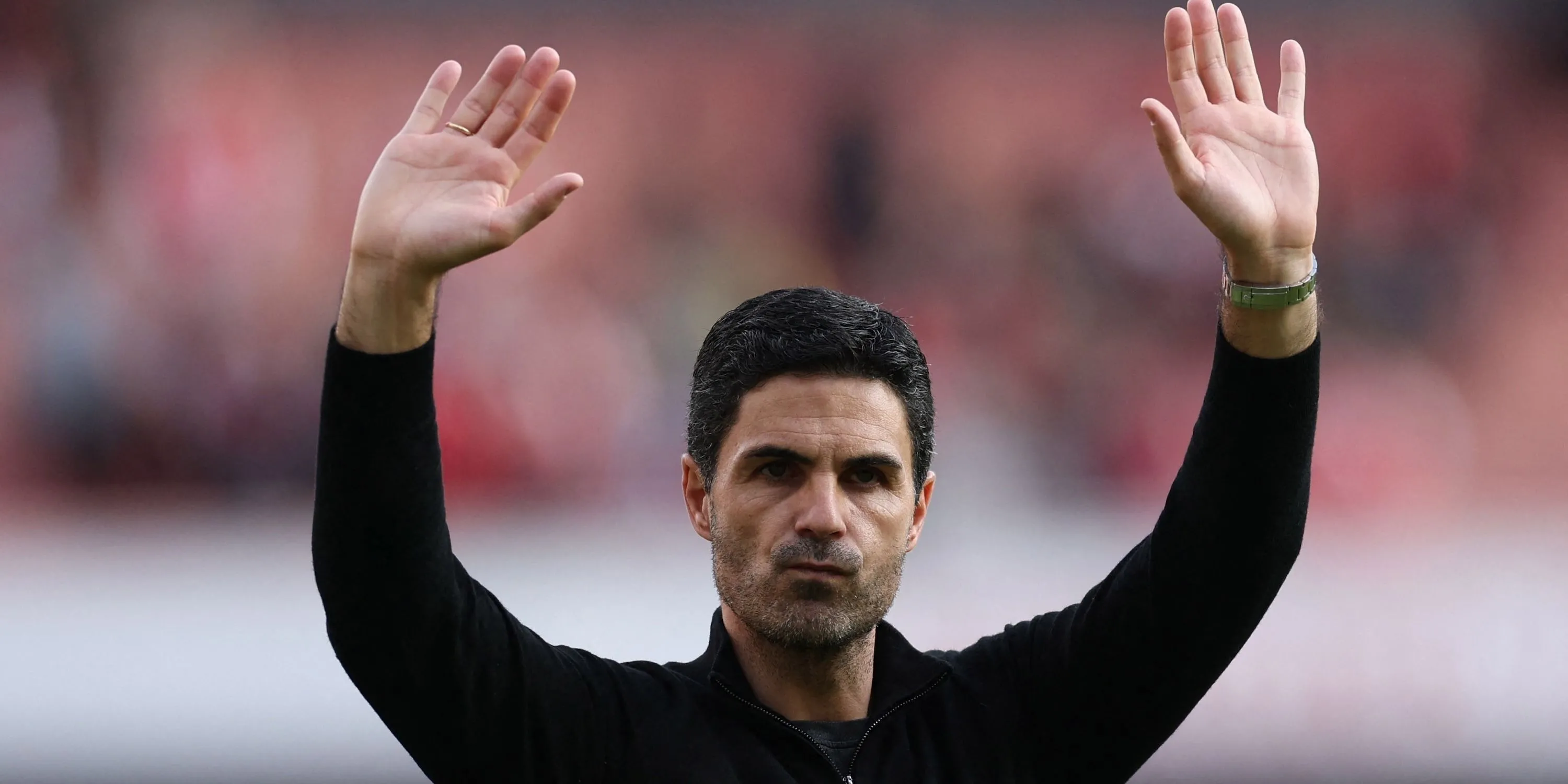 Huấn luyện viên Arsenal Mikel Arteta trong vòng cảm ơn khán giả sau trận đấu