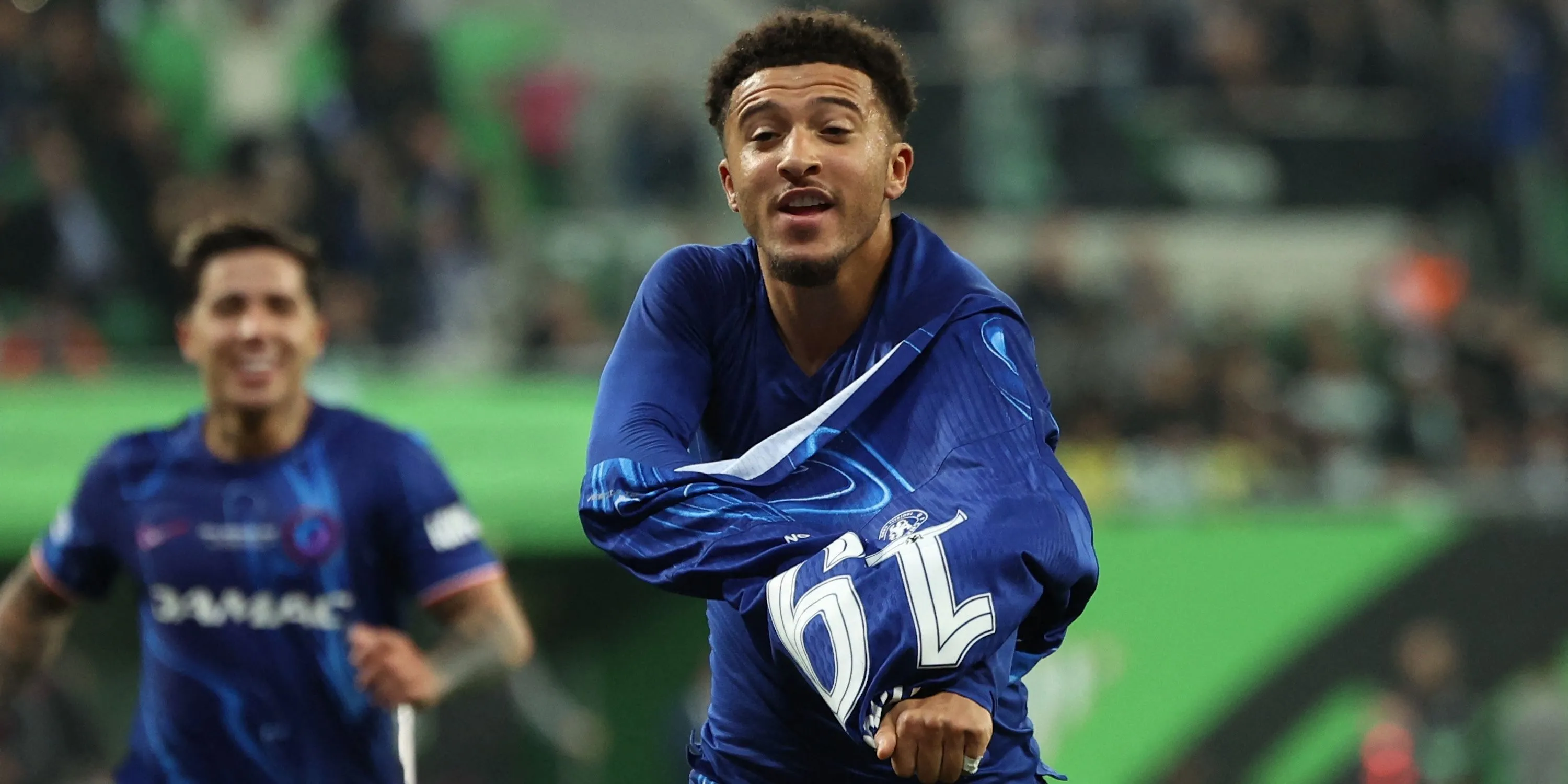 Jadon Sancho ăn mừng trong màu áo Chelsea, cầu thủ chạy cánh đã trở lại Man United