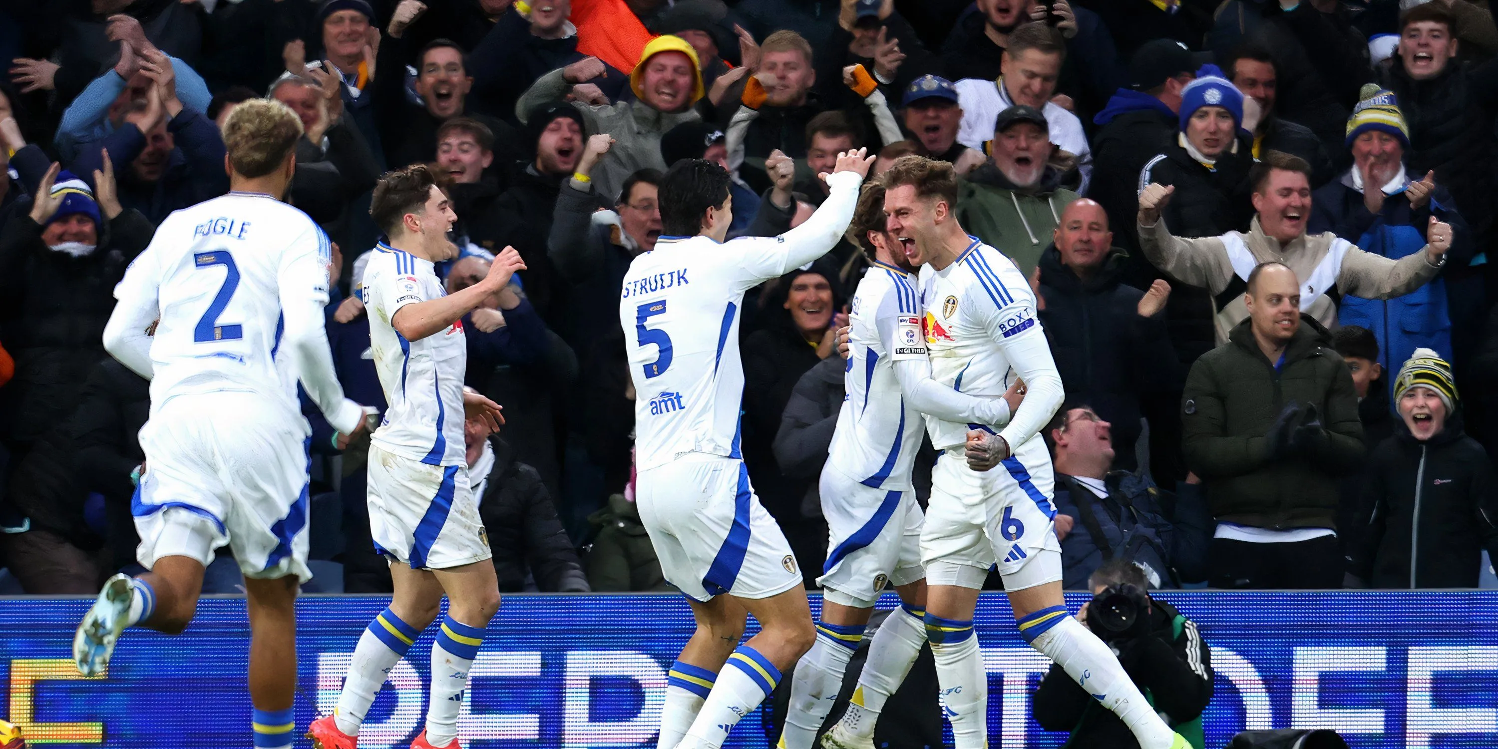 Joe Rodon thi đấu cho Leeds United tại Championship, trung vệ trụ cột của đội bóng