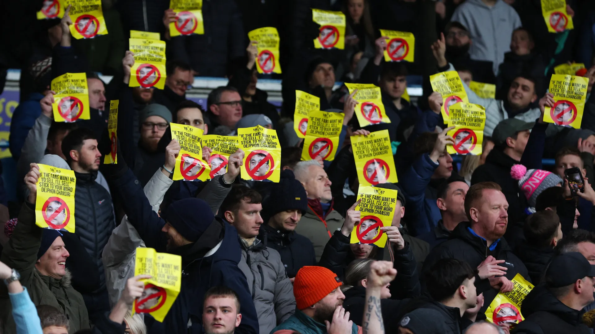 Người hâm mộ Sheffield Wednesday biểu tình phản đối Chủ tịch Dejphon Chansiri