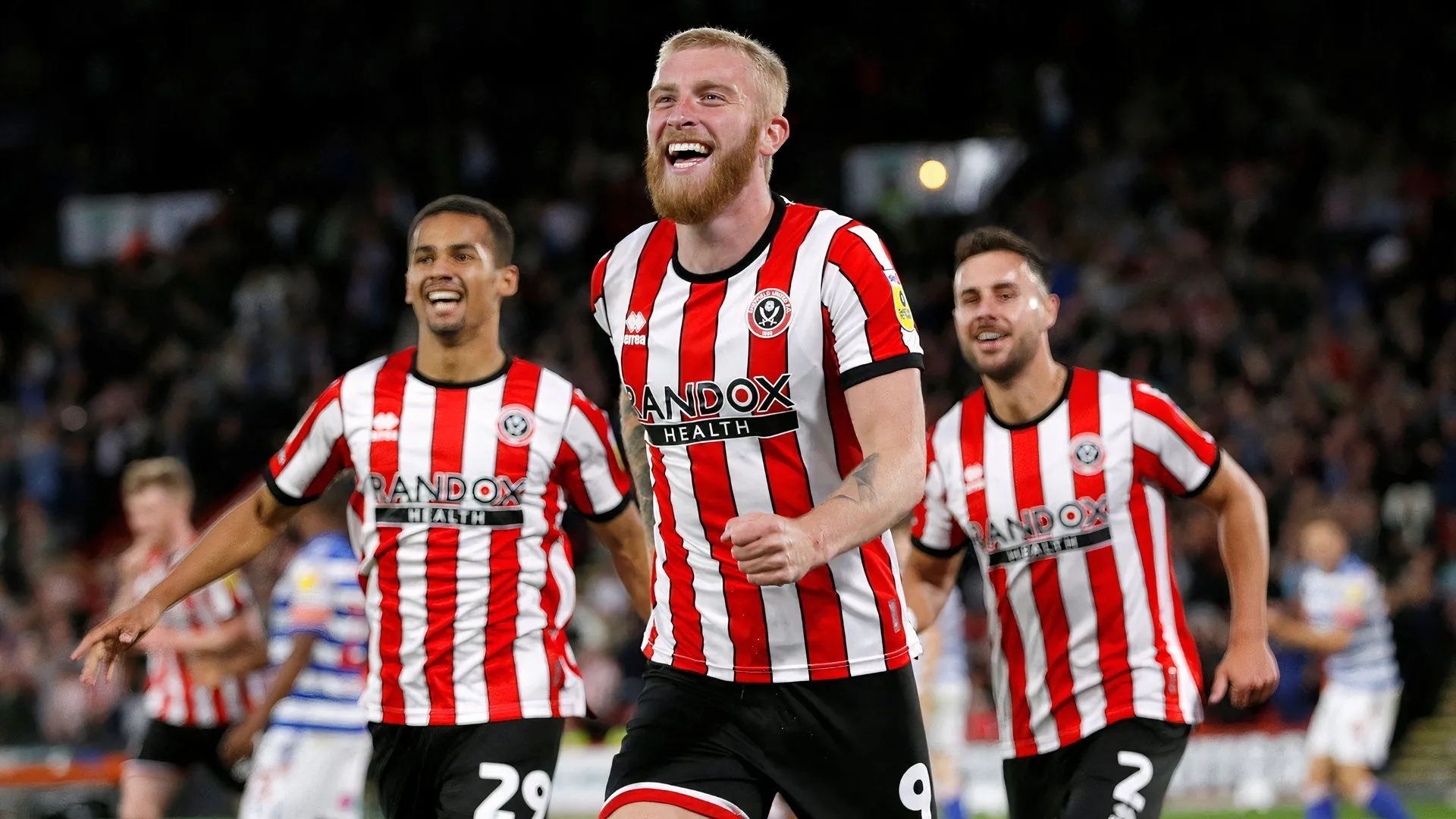 Oli McBurnie ghi bàn cho Sheffield United trong trận đấu với Reading