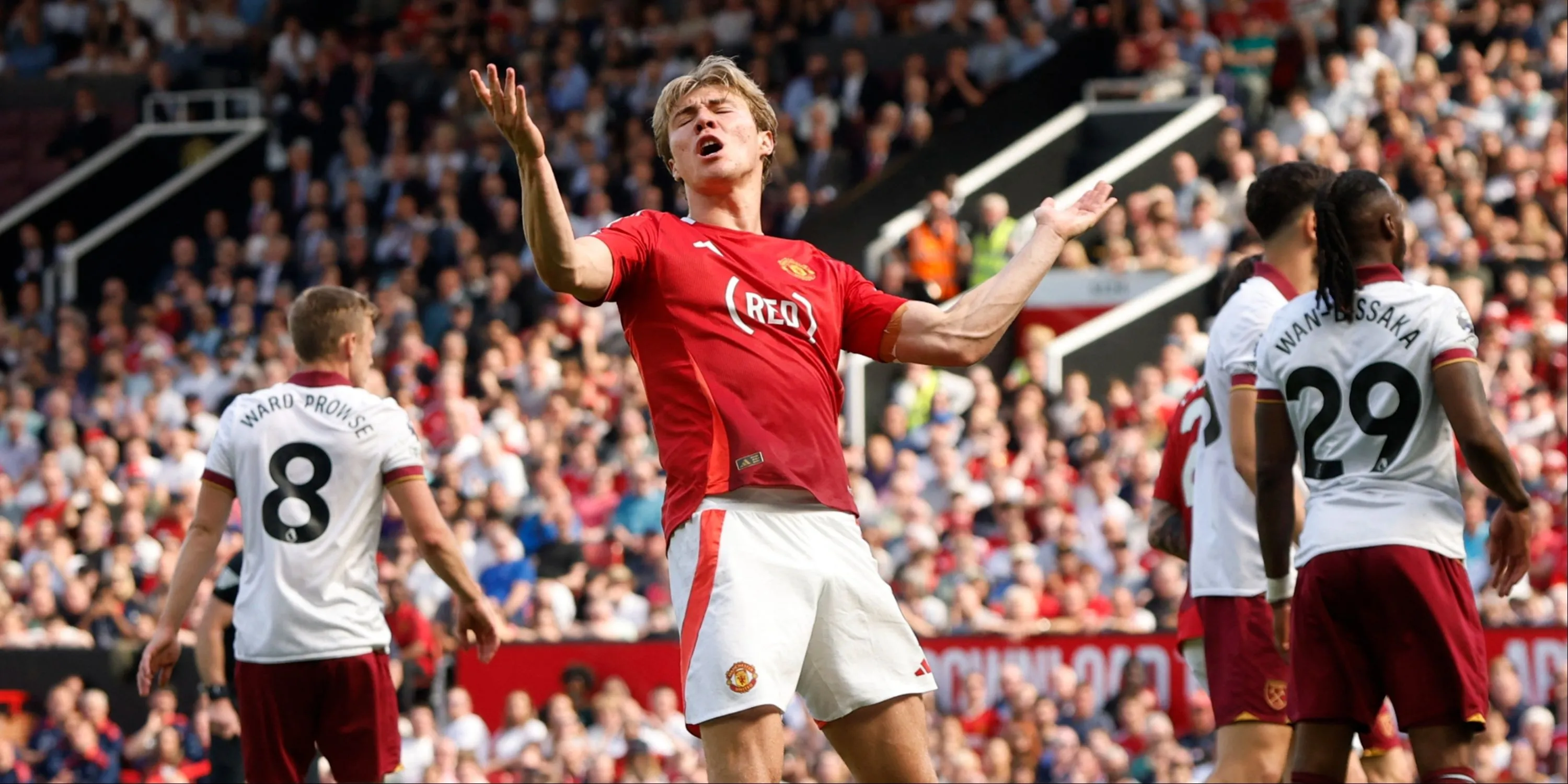 Rasmus Hojlund - tâm điểm tin đồn chuyển nhượng rời Manchester United hè này