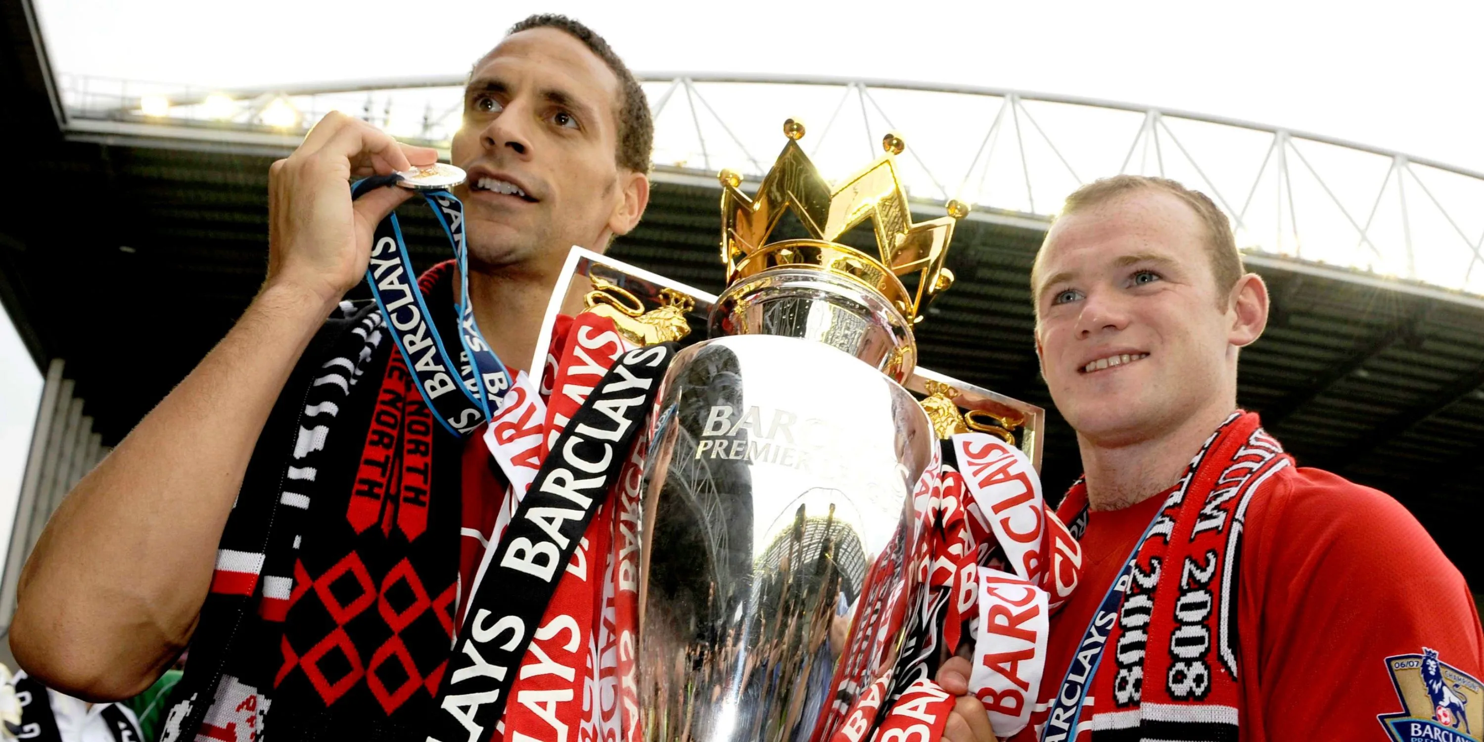 Rio Ferdinand và Wayne Rooney ăn mừng chức vô địch Premier League cùng Manchester United
