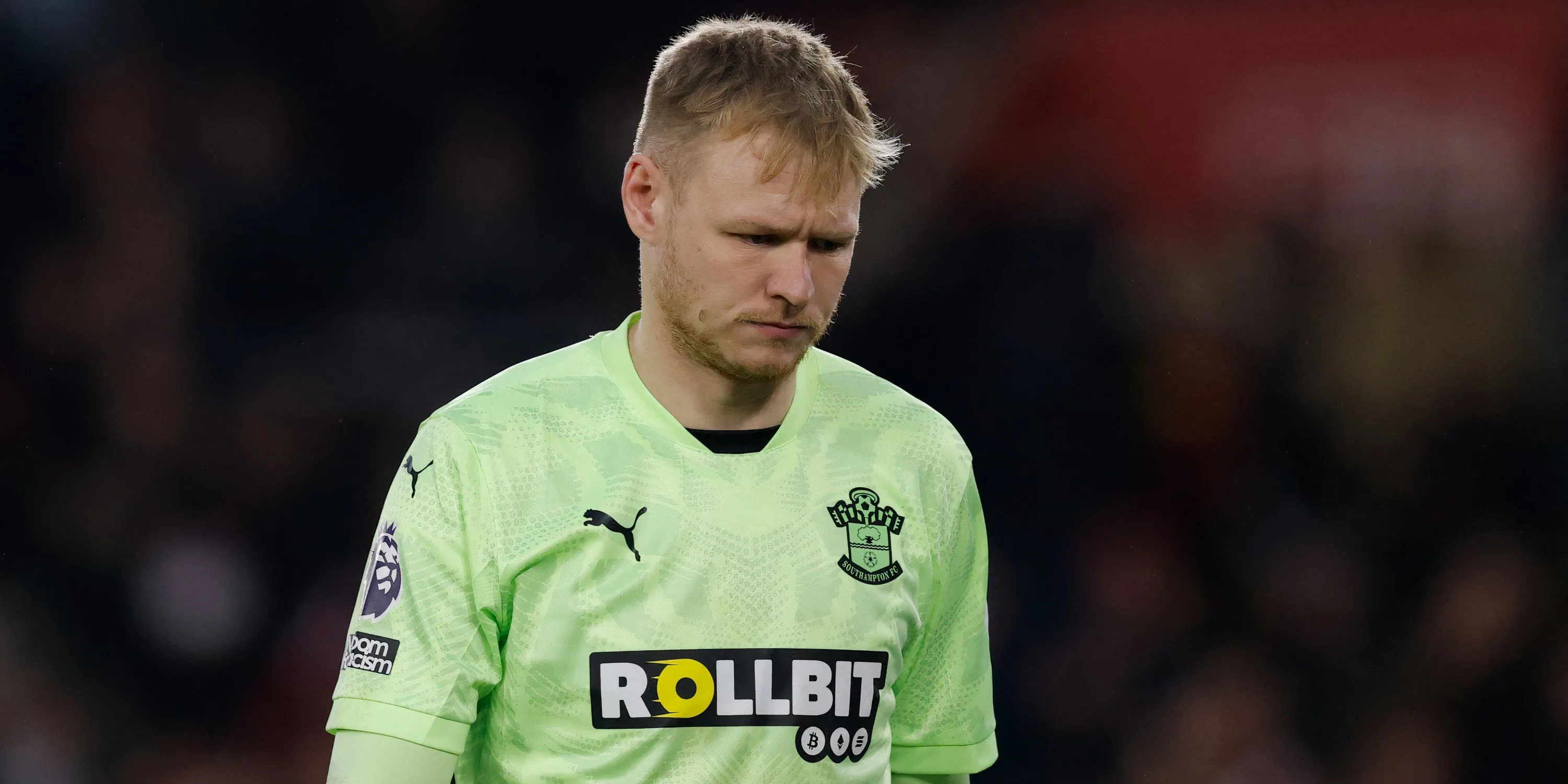 Thủ môn Aaron Ramsdale trong màu áo Arsenal