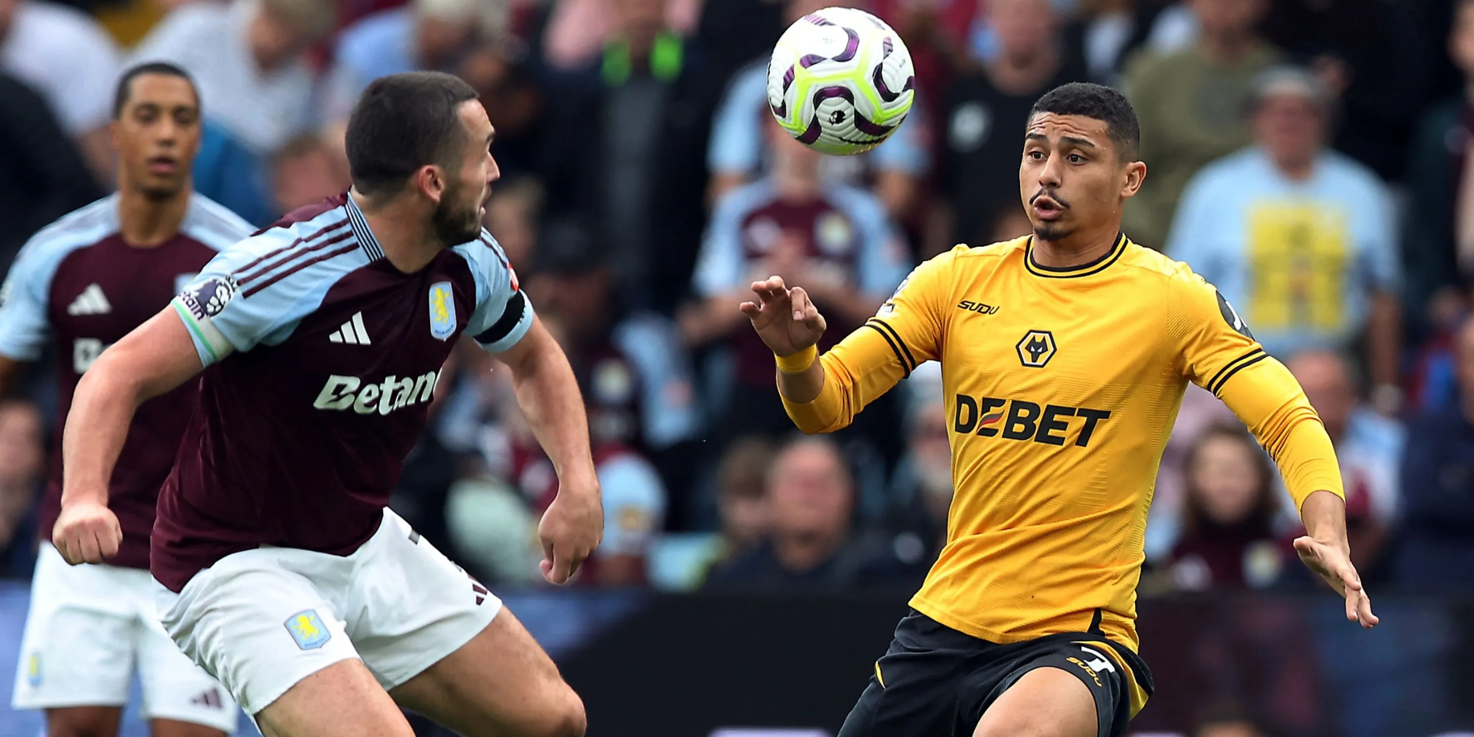 Tiền vệ Andre của Wolves thi đấu tại Ngoại hạng Anh