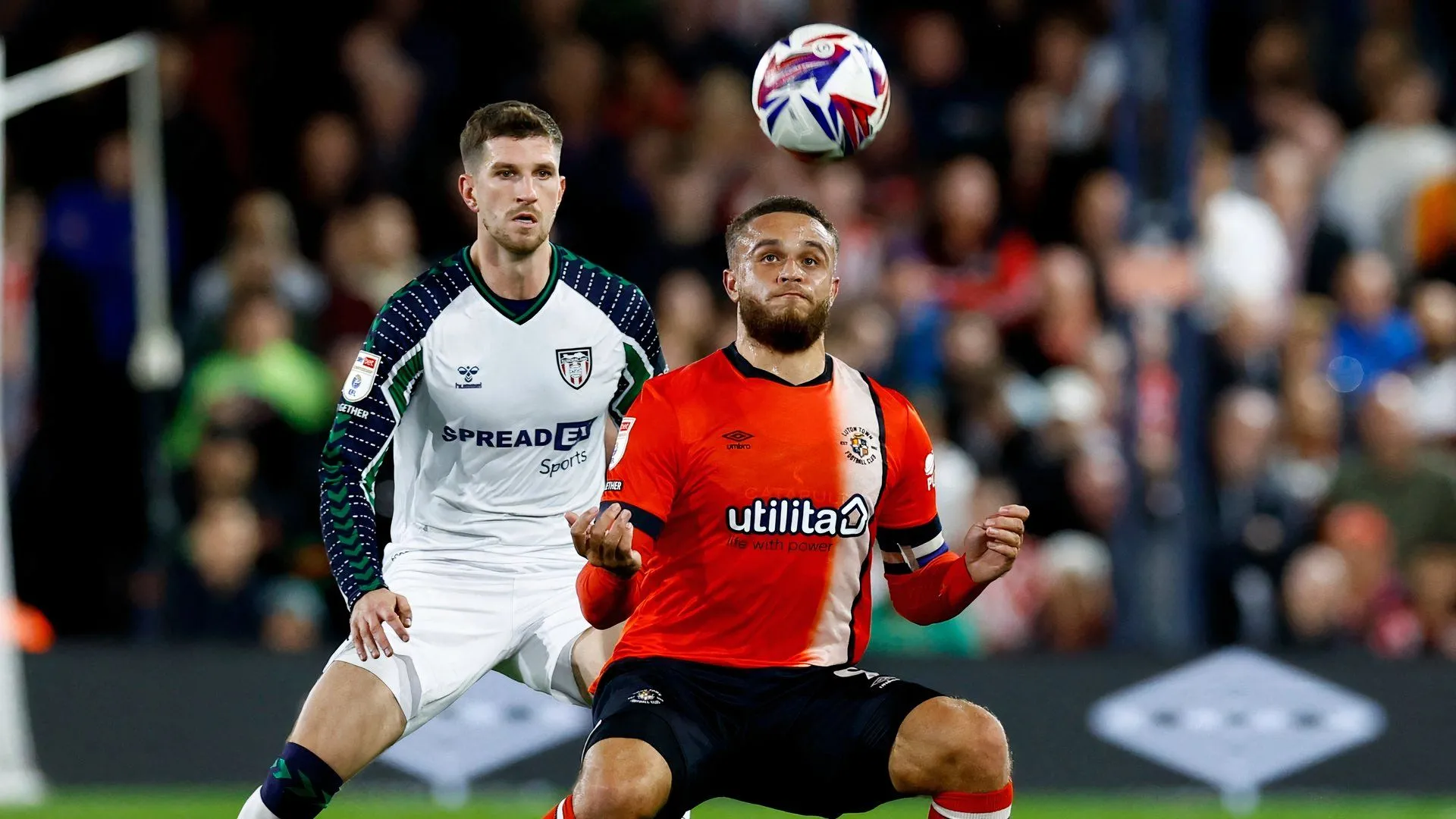 Trung vệ Chris Mepham trong màu áo Sunderland đối đầu với Luton Town
