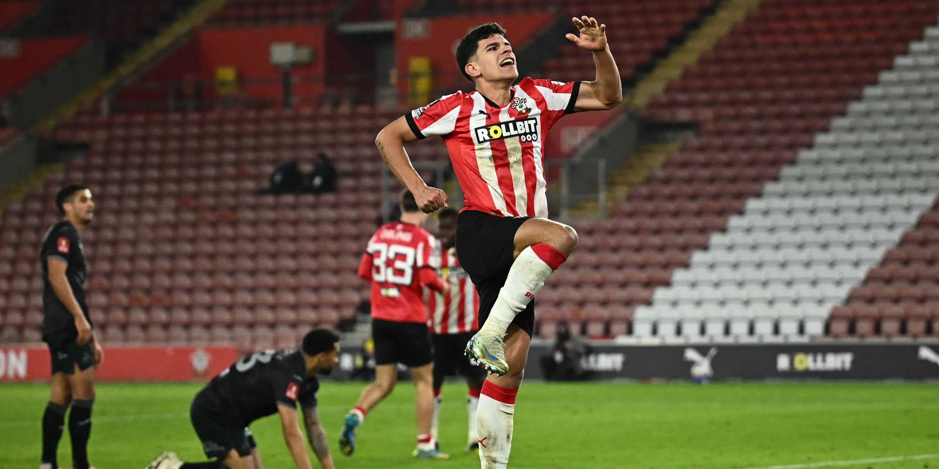 Tyler Dibling ăn mừng bàn thắng cho Southampton, mục tiêu của Aston Villa