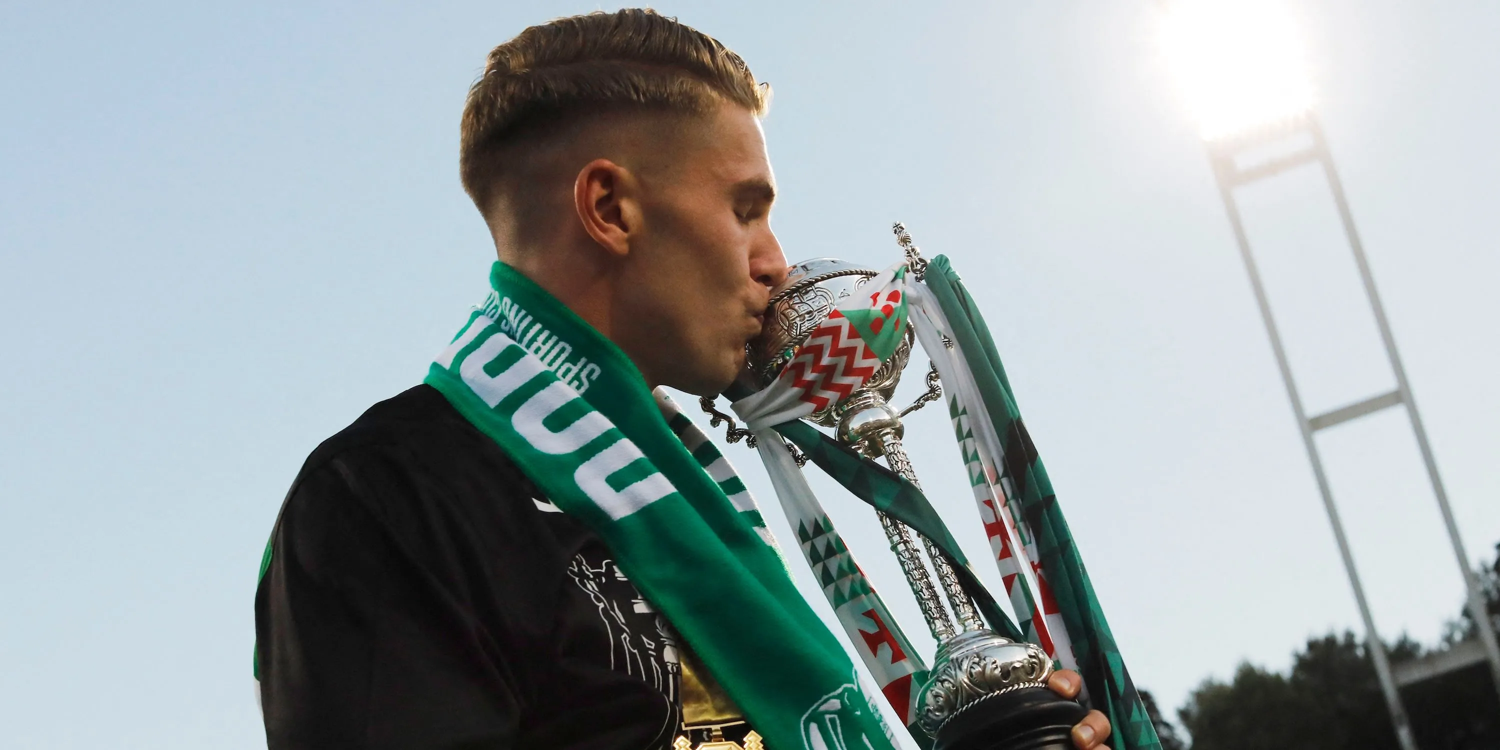 Viktor Gyokeres ăn mừng cúp cùng Sporting CP - Tiền đạo được Arsenal quan tâm