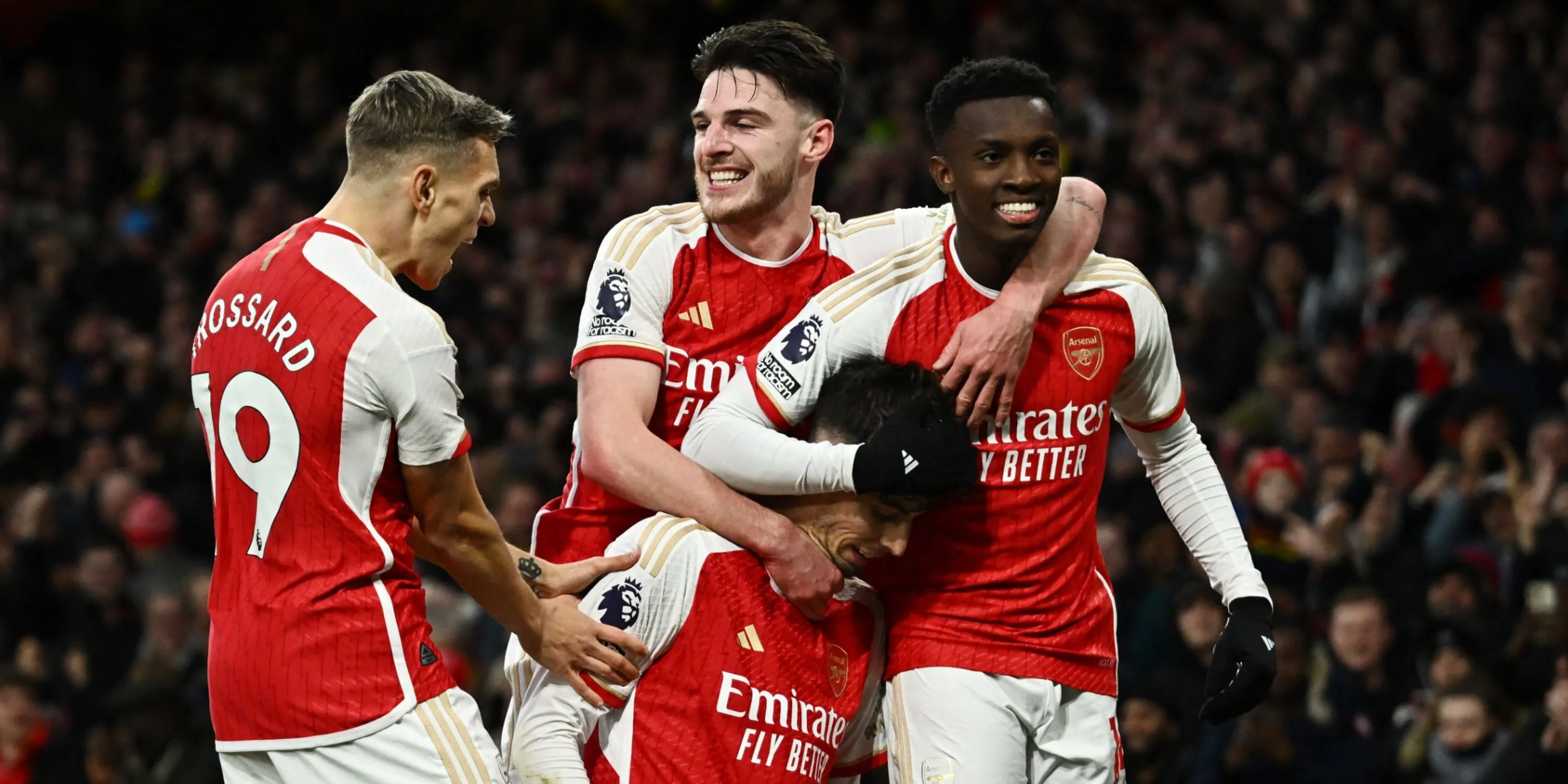 Các cầu thủ Arsenal ăn mừng chiến thắng, khẳng định vị thế của Pháo Thủ Bắc London.