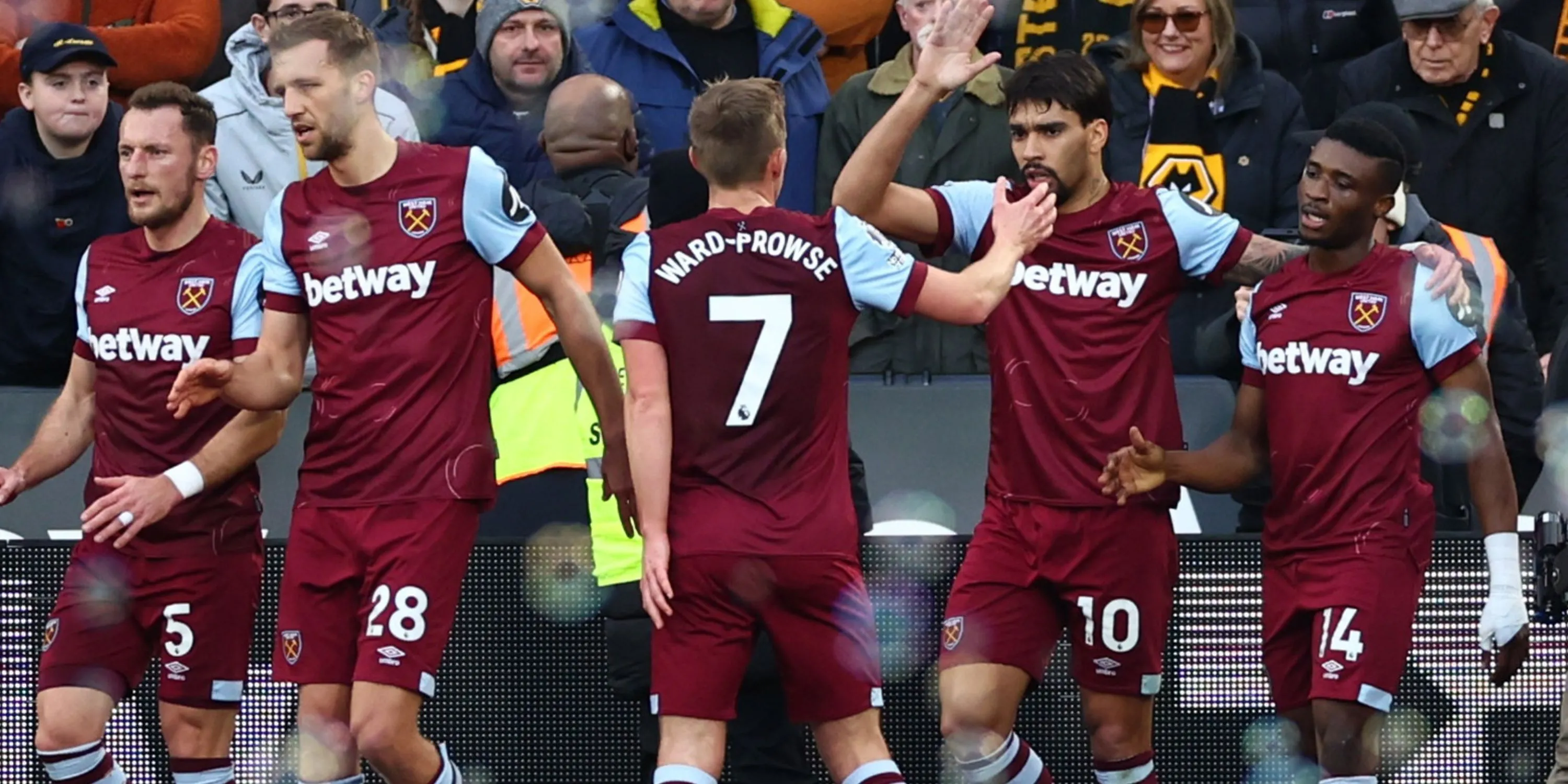 Các cầu thủ West Ham ăn mừng bàn thắng, biểu tượng cho sức mạnh của Búa Tạ.