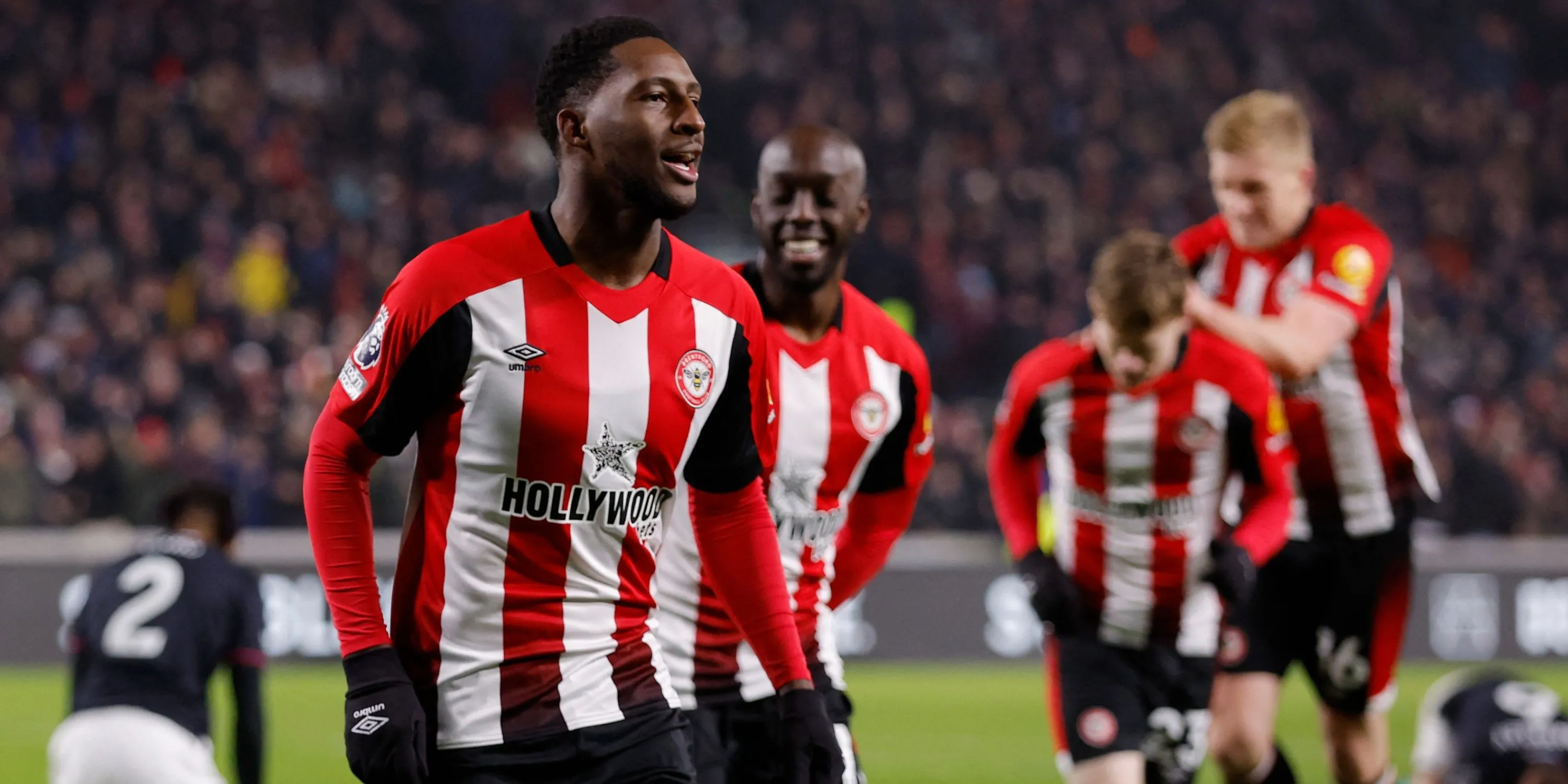 Cầu thủ Brentford thi đấu tại Premier League, thể hiện sự thăng tiến của Bầy Ong.
