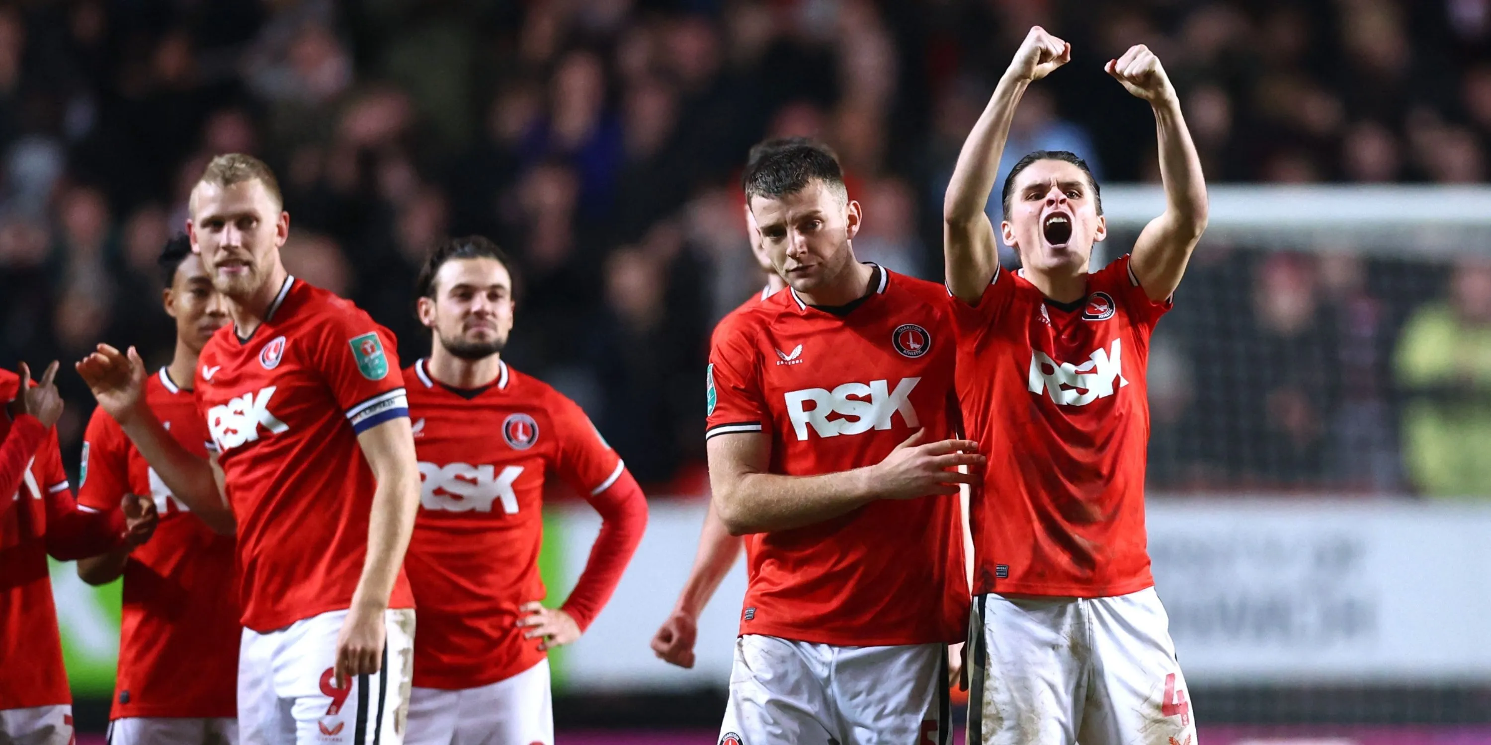 Cầu thủ Charlton Athletic trong trận đấu tại The Valley, biểu tượng của CLB phía Nam London.