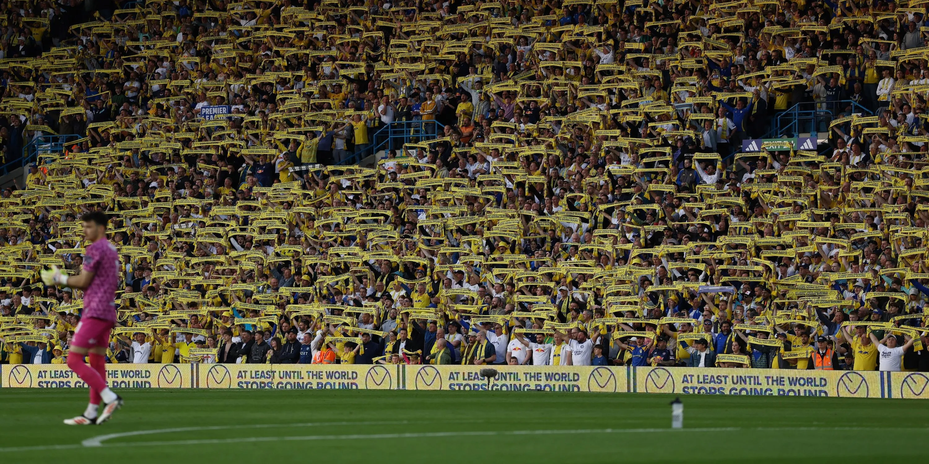 Cổ động viên Leeds United giơ cao khăn quàng cổ trên khán đài