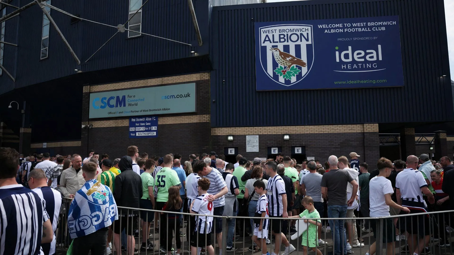 Cổ động viên West Bromwich Albion tụ tập bên ngoài sân The Hawthorns, một biểu tượng của bóng đá vùng Black Country.