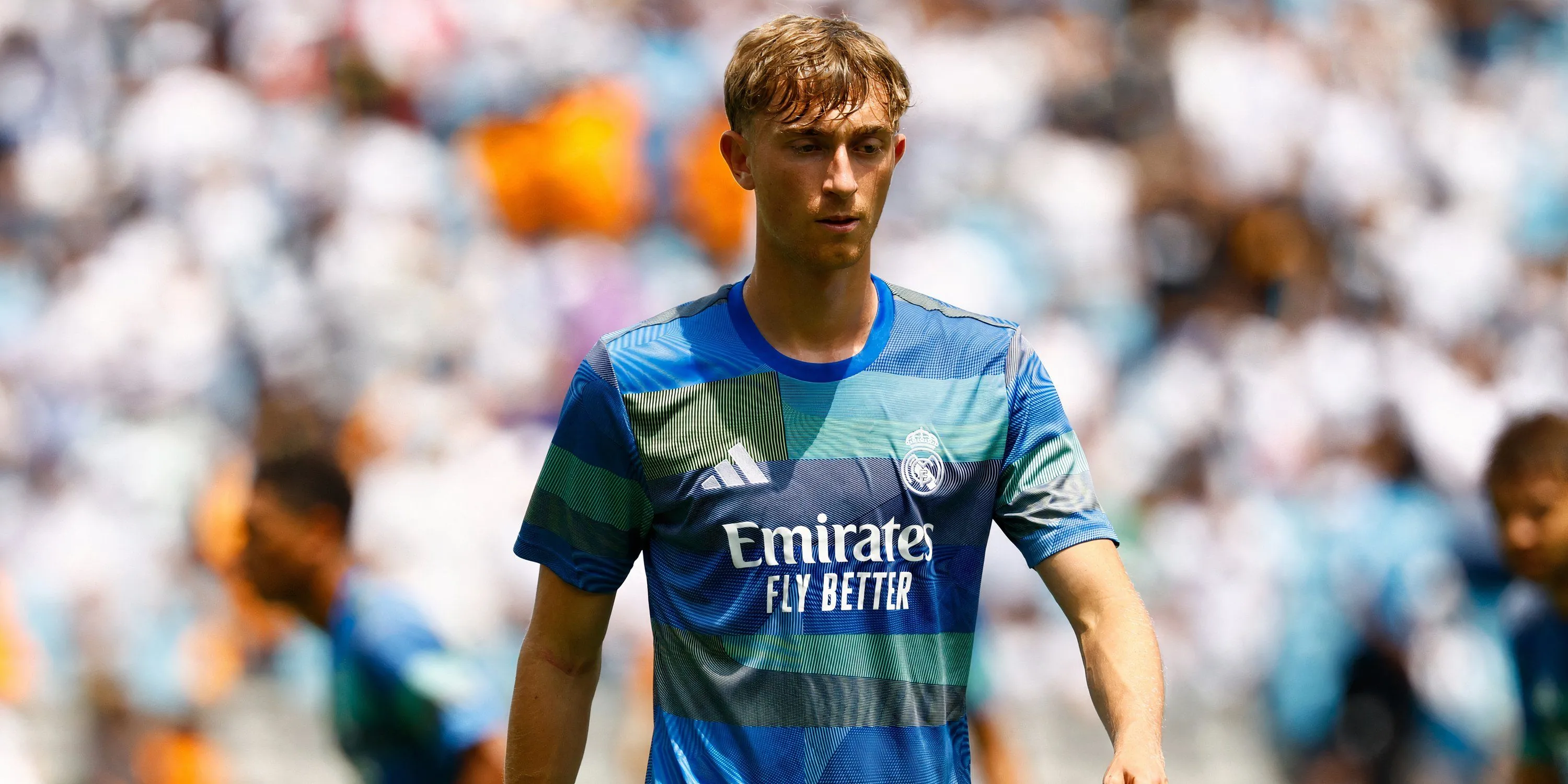 Dean Huijsen với áo đấu Real Madrid sau khi gia nhập câu lạc bộ