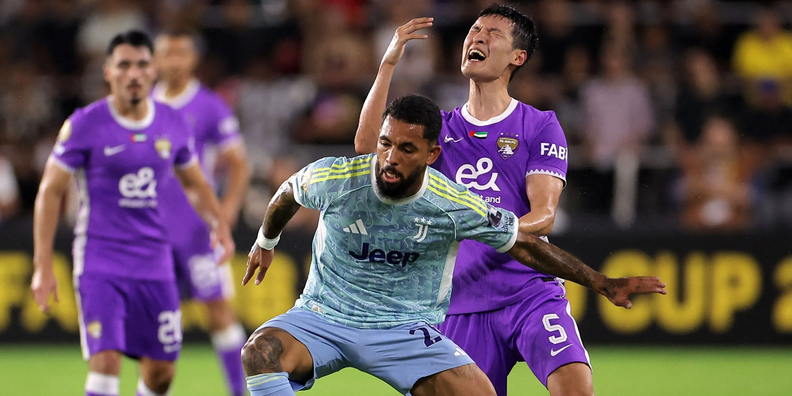 Douglas Luiz thi đấu cho Juventus, thể hiện kỹ năng trên sân