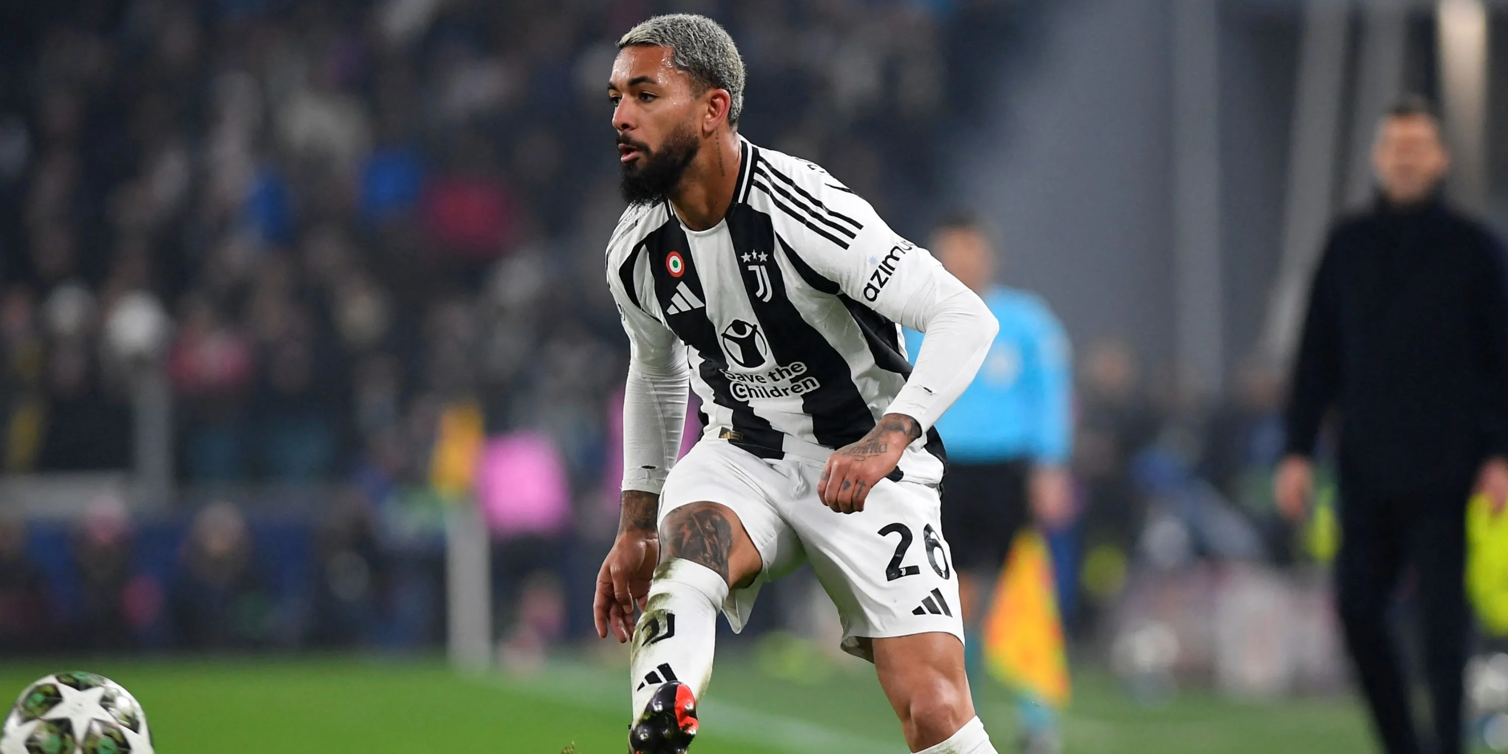 Douglas Luiz trong màu áo Juventus, tiền vệ được Manchester United quan tâm