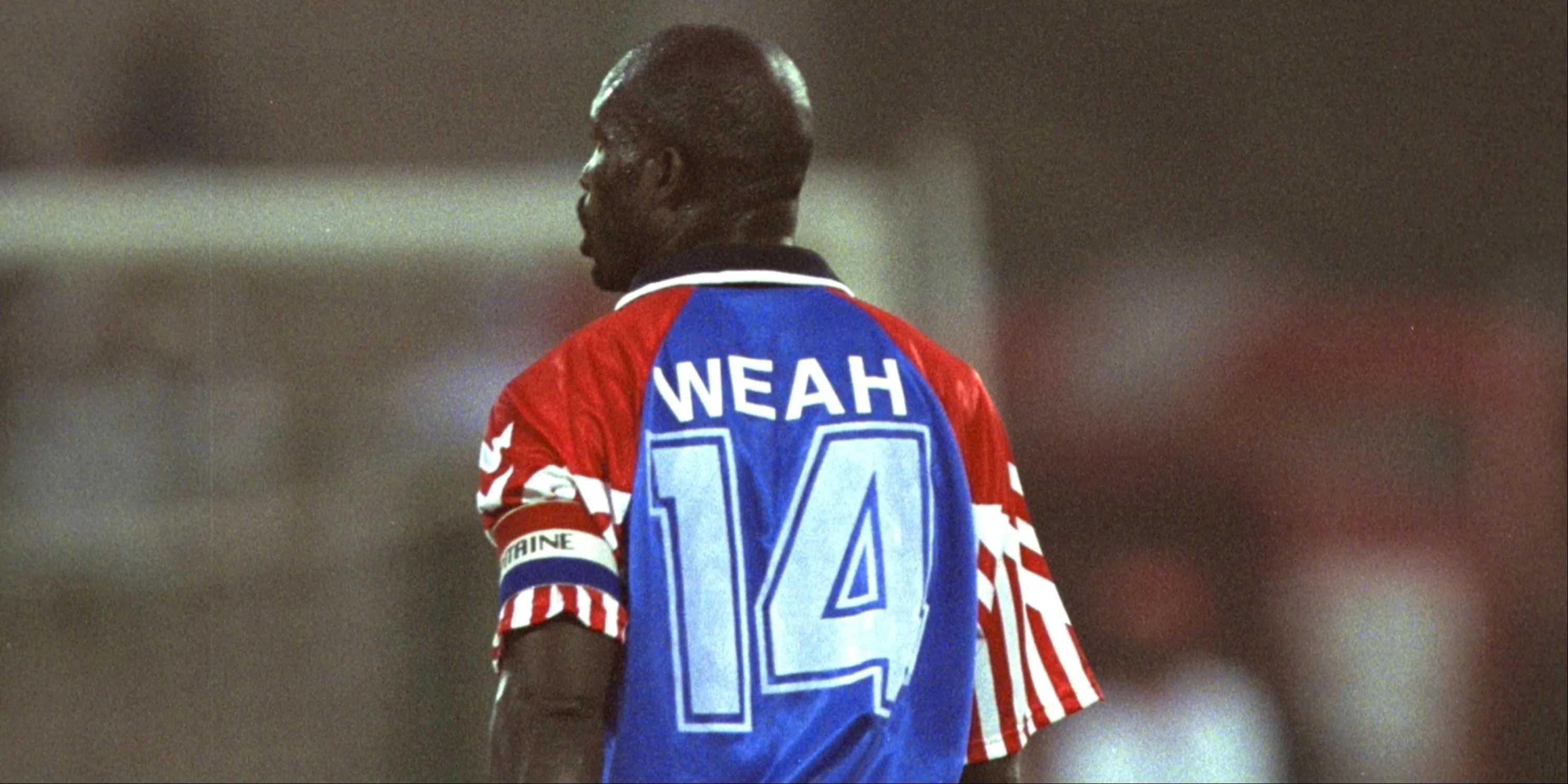 George Weah thi đấu trong màu áo đội tuyển Liberia